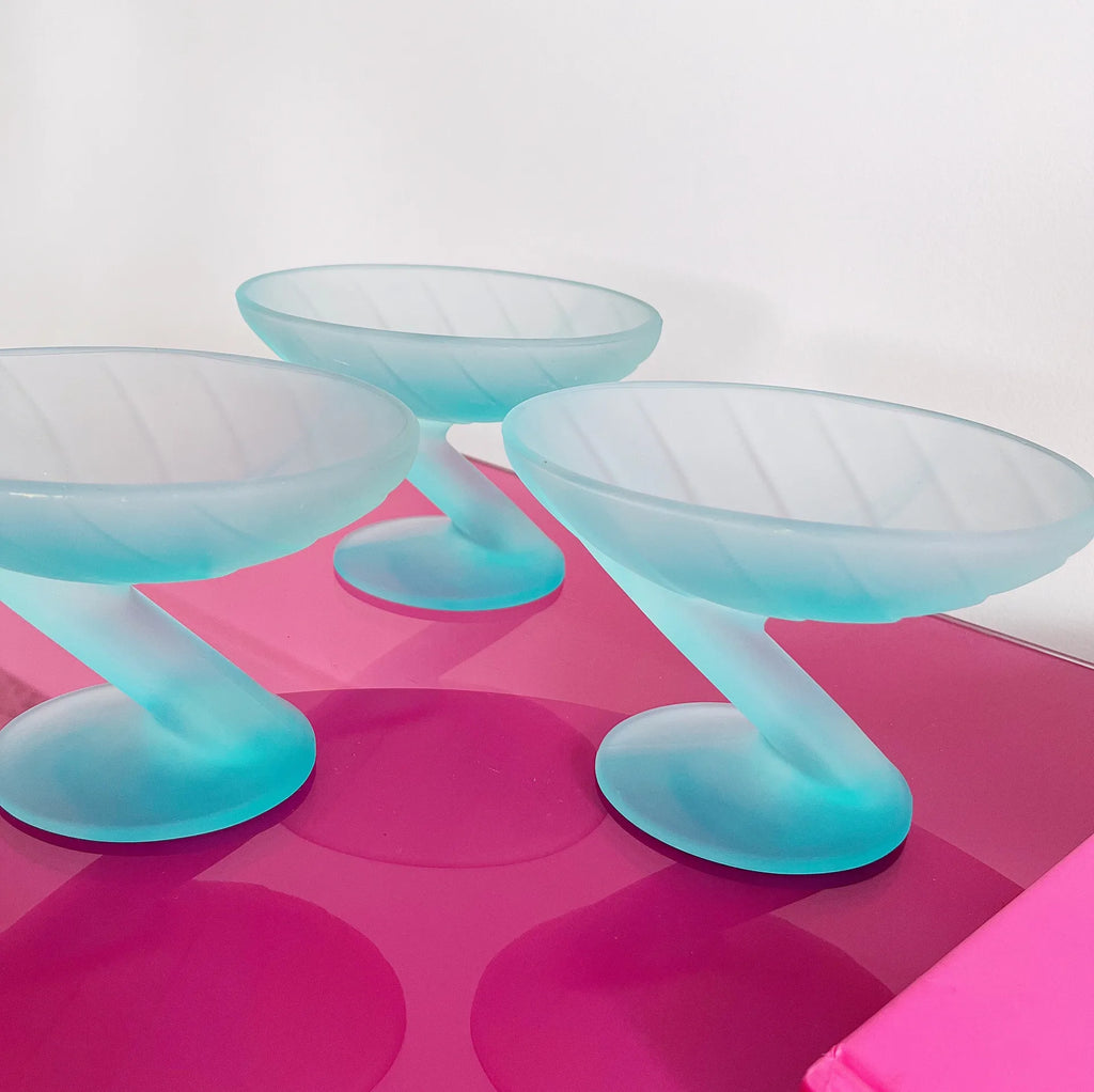 Ensemble de 3 coupes, verre dépoli bleu, pied zig-zag, années 80 - Club Barbara