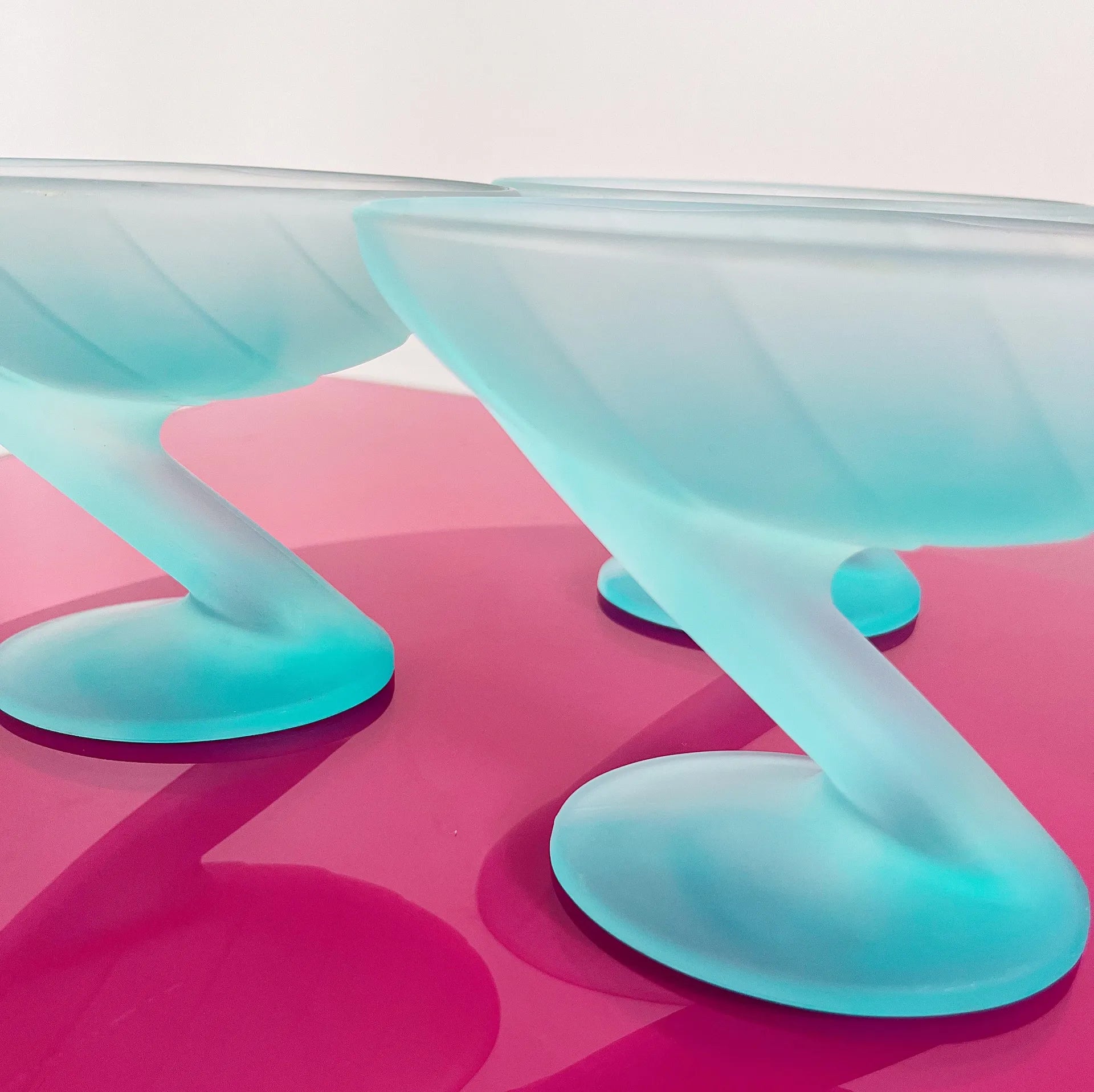Ensemble de 3 coupes, verre dépoli bleu, pied zig-zag, années 80 - Club Barbara