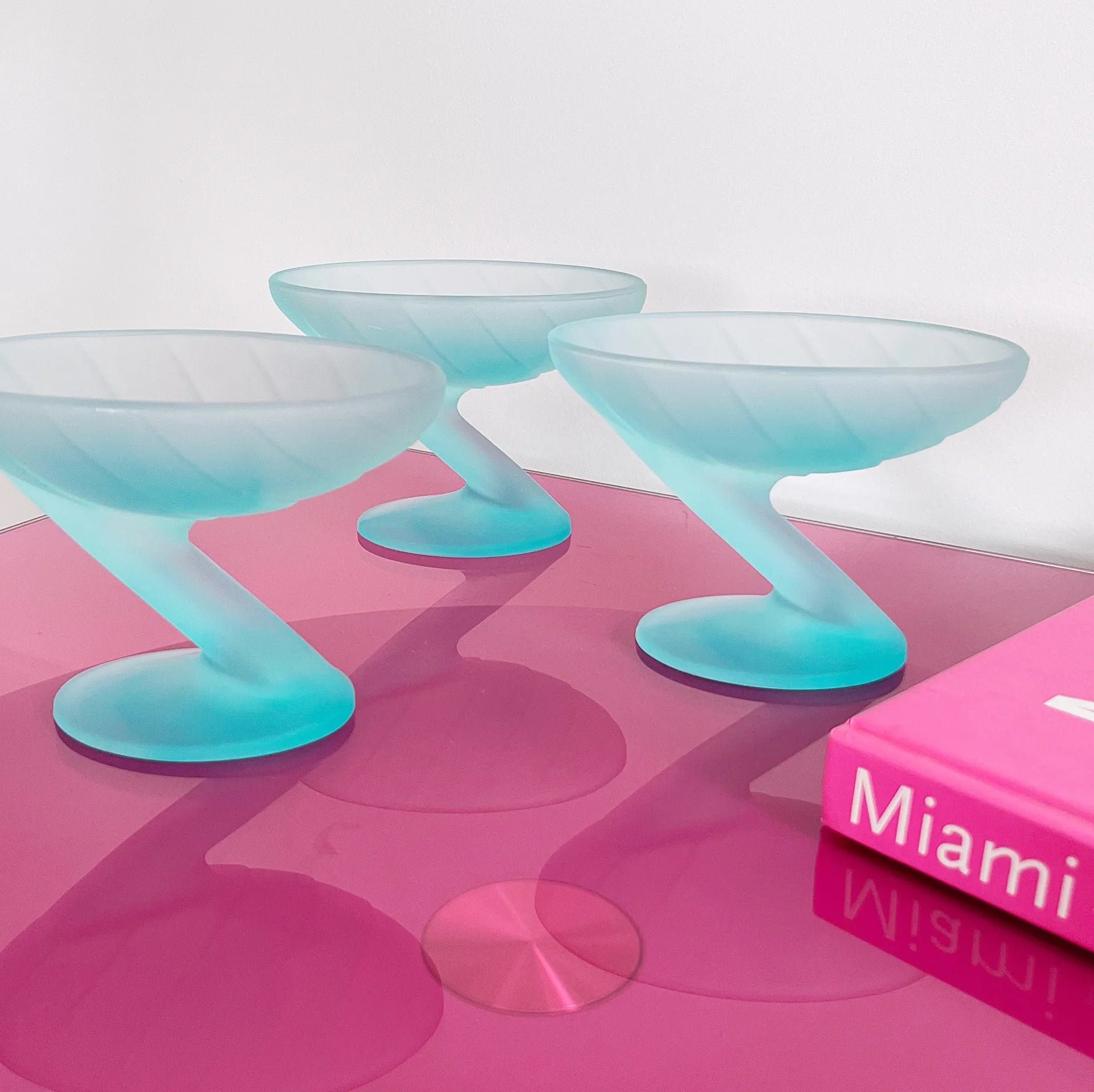 Ensemble de 3 coupes, verre dépoli bleu, pied zig-zag, années 80 - Club Barbara