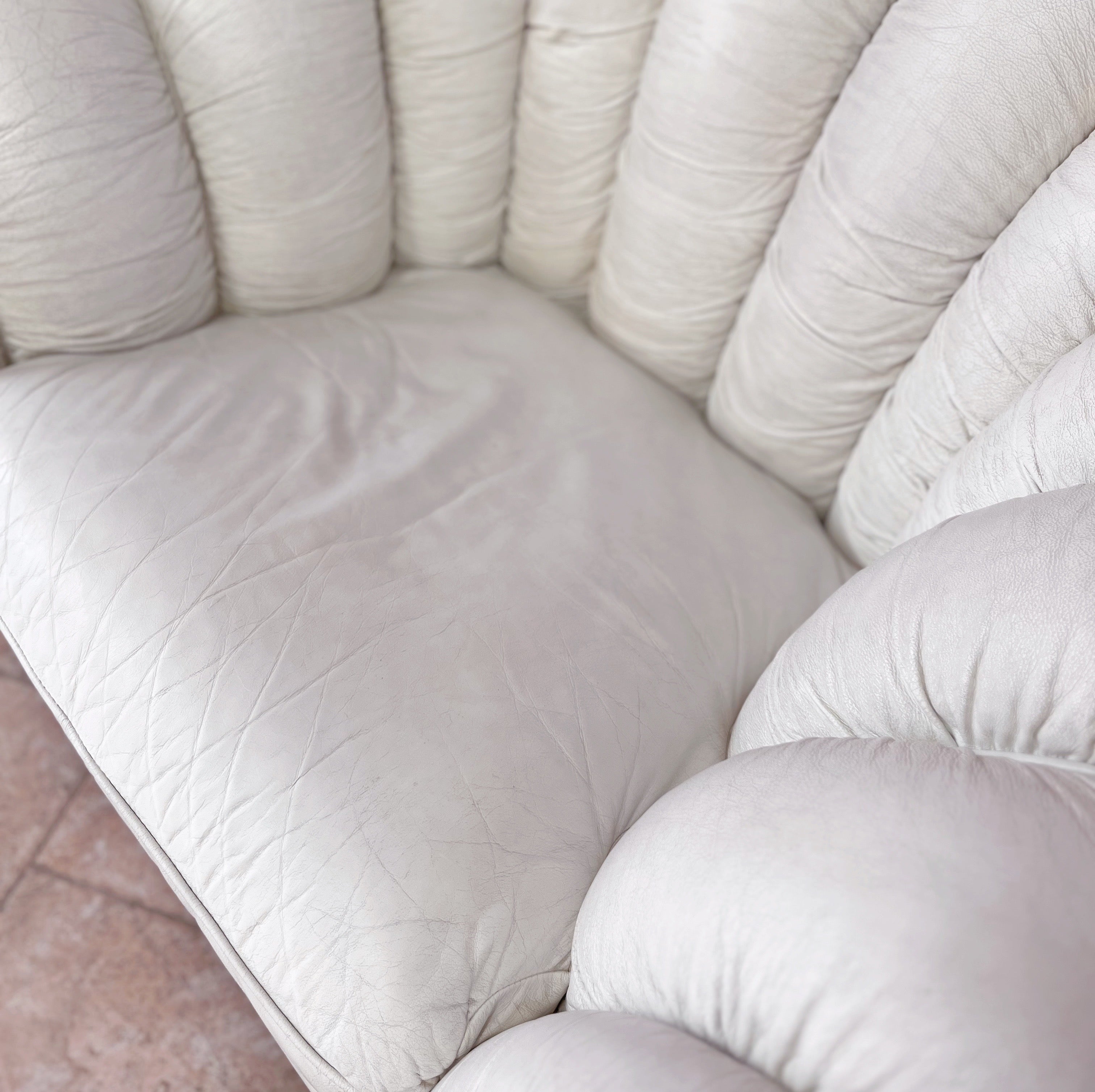 Ensemble canapé et fauteuil coquillage vintage en cuir blanc, années 70