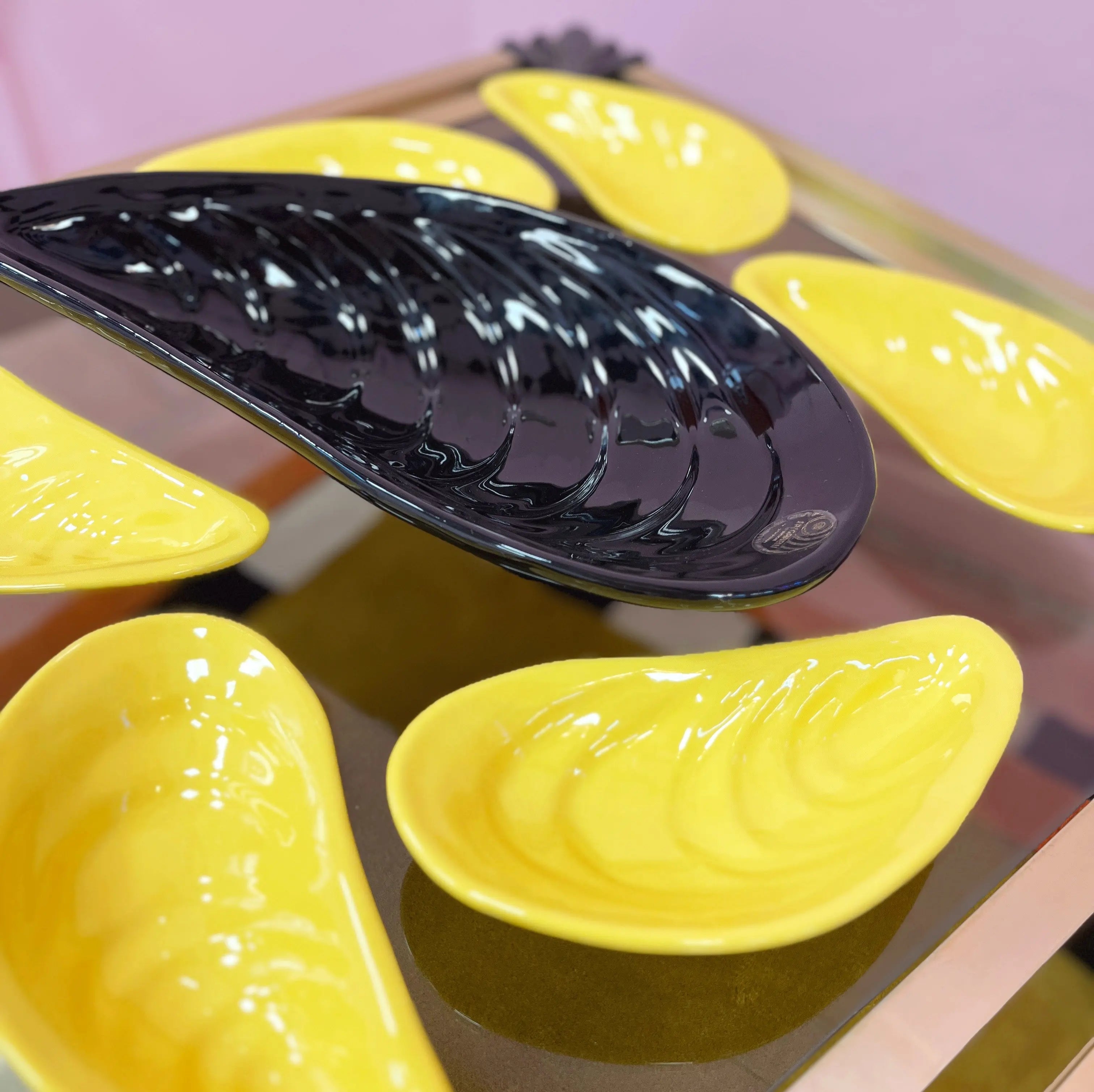 Ensemble vaisselle en céramique émaillée noir brillant et jaune brillant Club Barbara