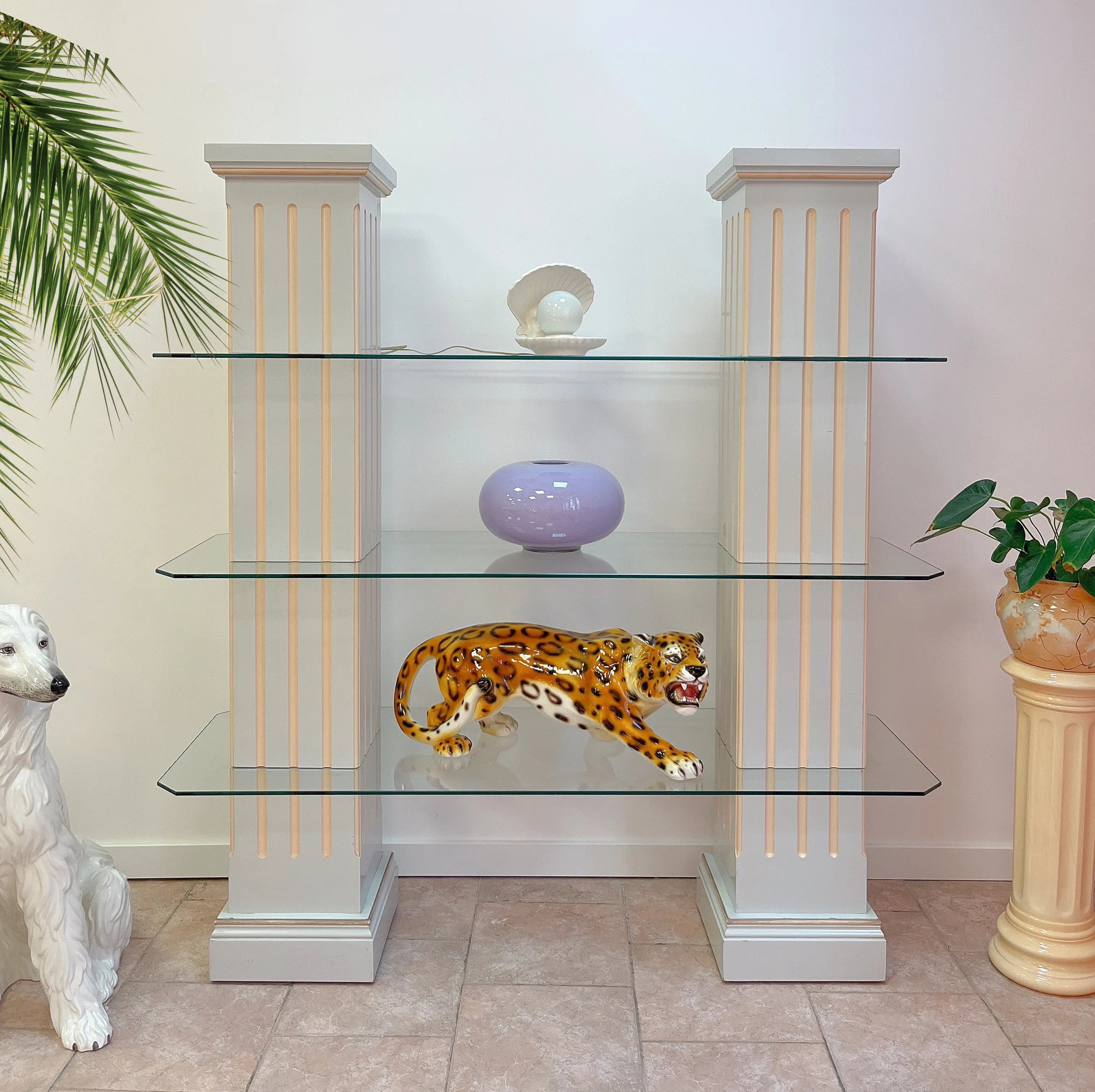 Étagère colonne pastel vintage années 80 en bois peint et verre biseauté, Club Barbara
