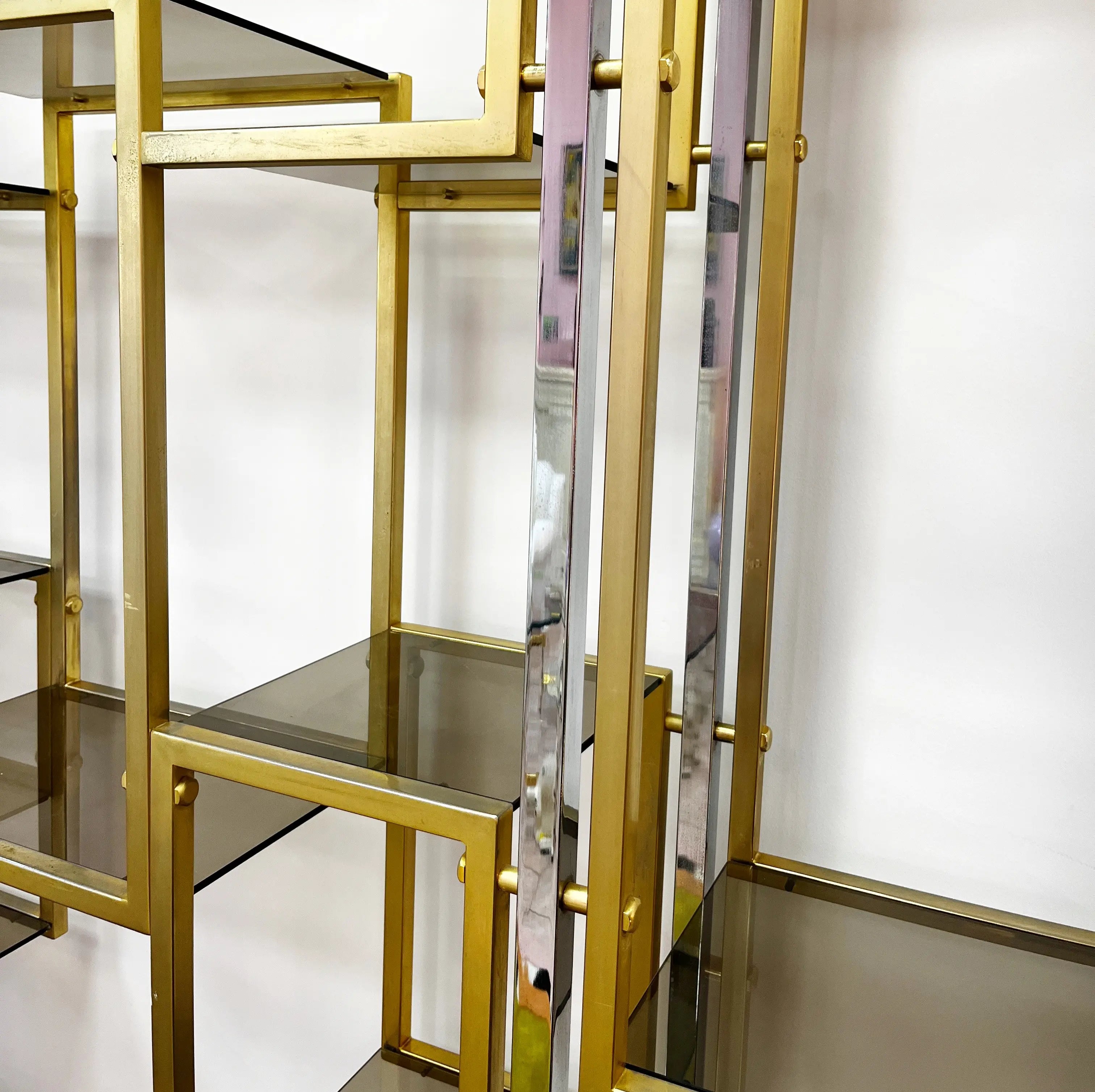 Grande étagère design en laiton, chrome et verre fumé, années 70