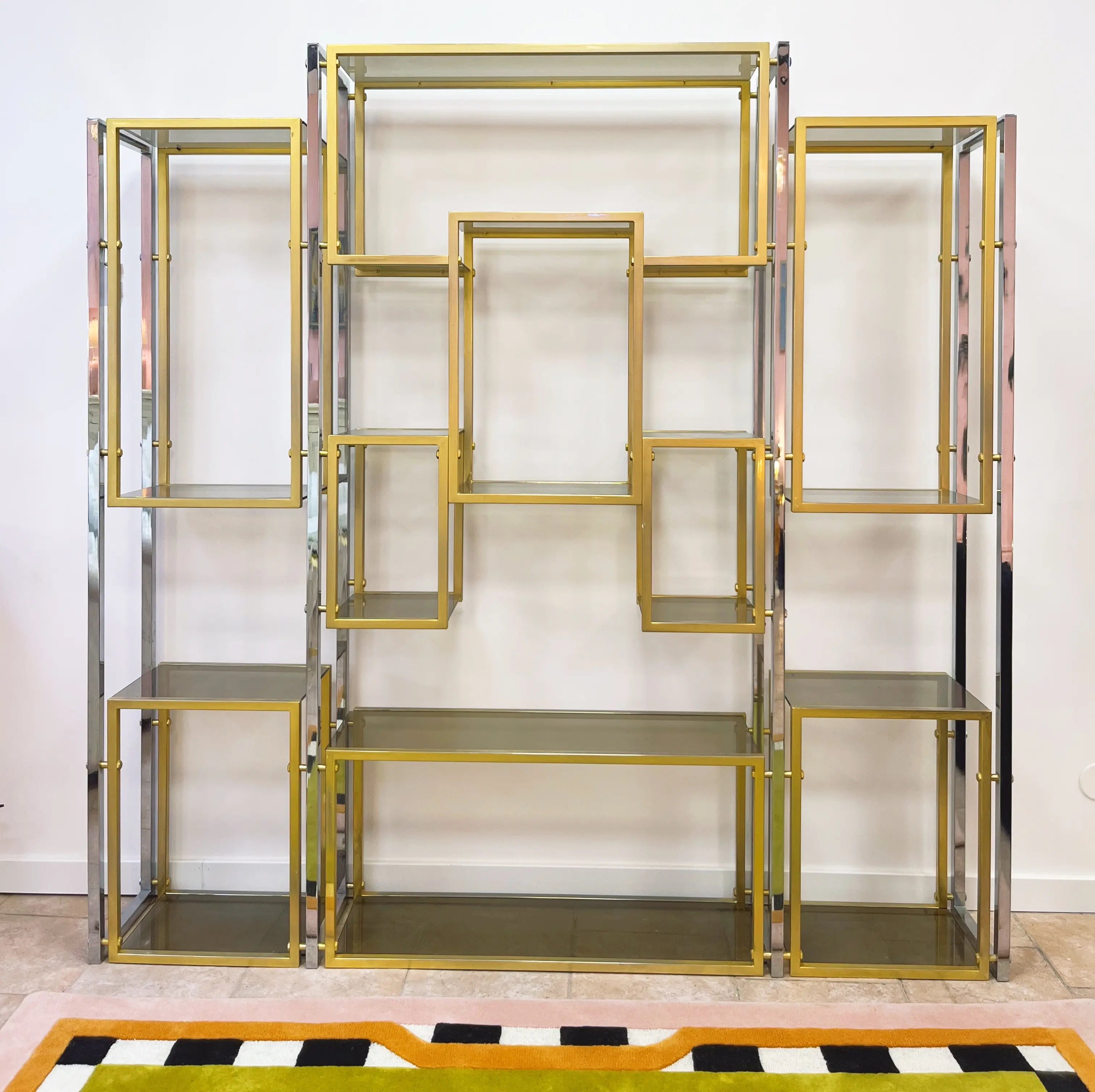 Grande étagère design en laiton, chrome et verre fumé, années 70