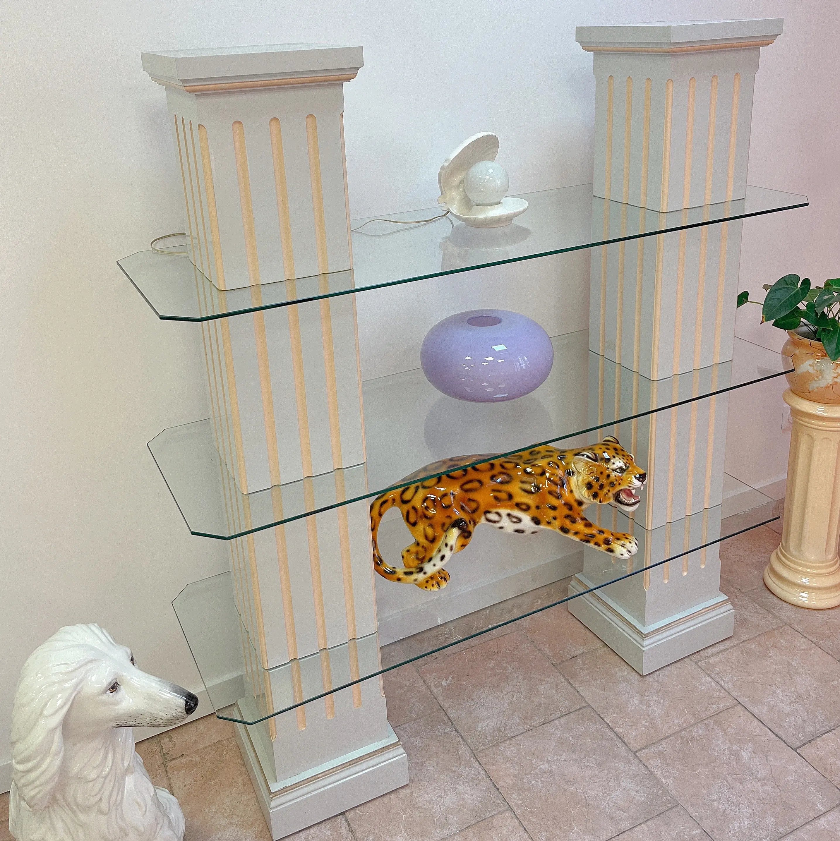 Étagère style Memphis vintage, structure colonnes en bois peint, Club Barbara
