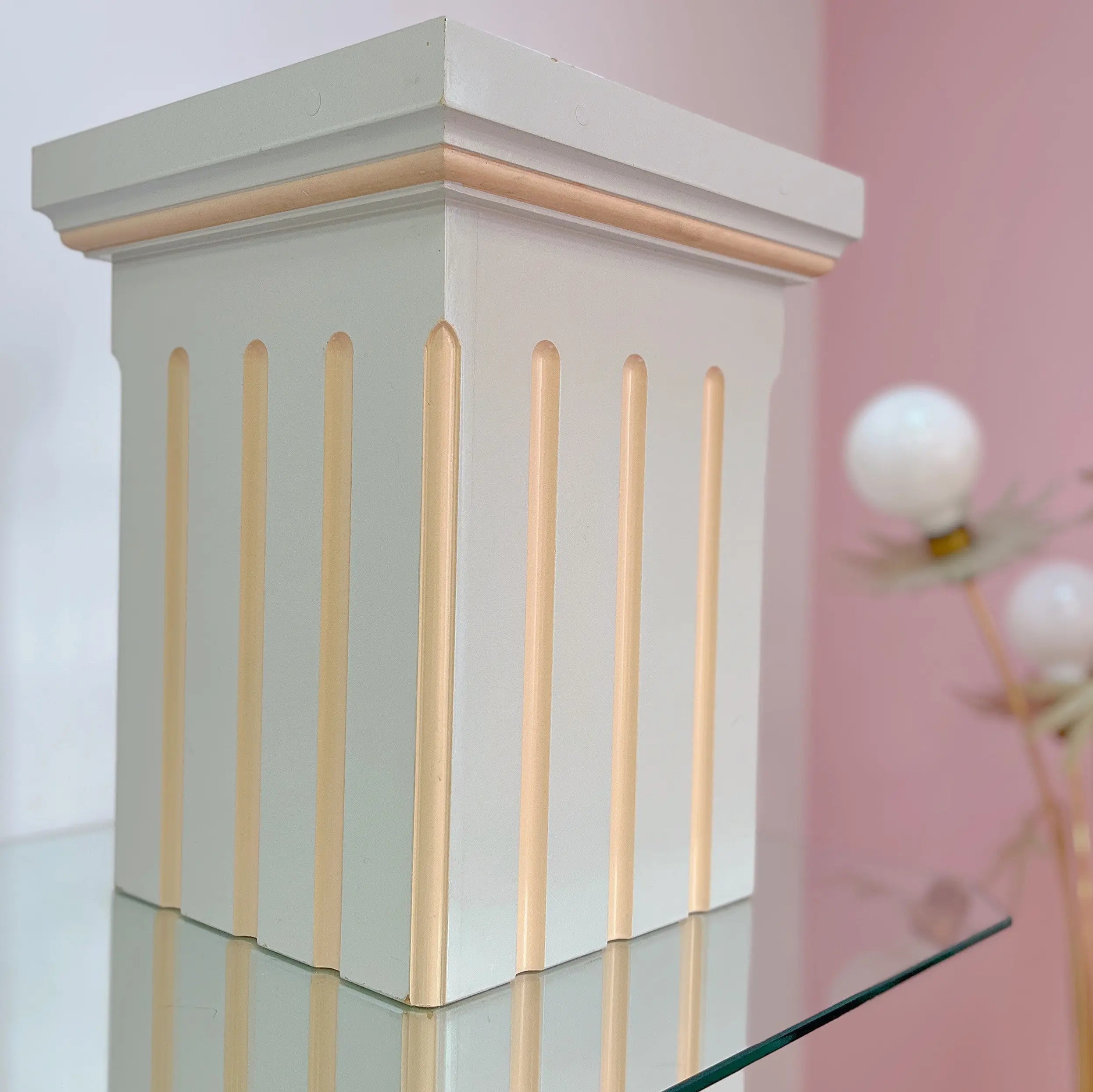 Étagère bibliothèque basse vintage pastel, plateaux en verre, Club Barbara
