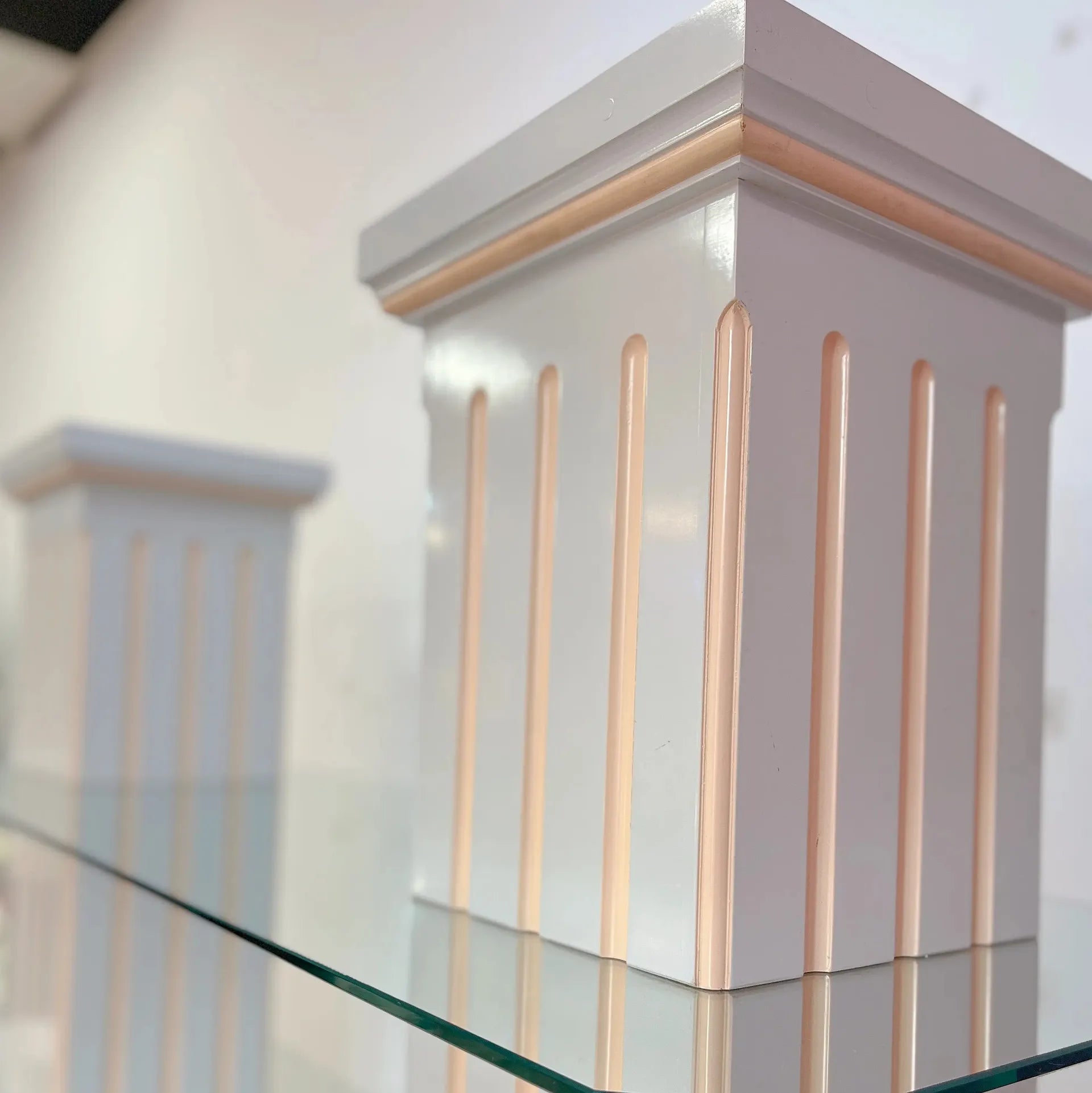 Etagères colonnes pastel, bois et verre, années 80 - Club Barbara