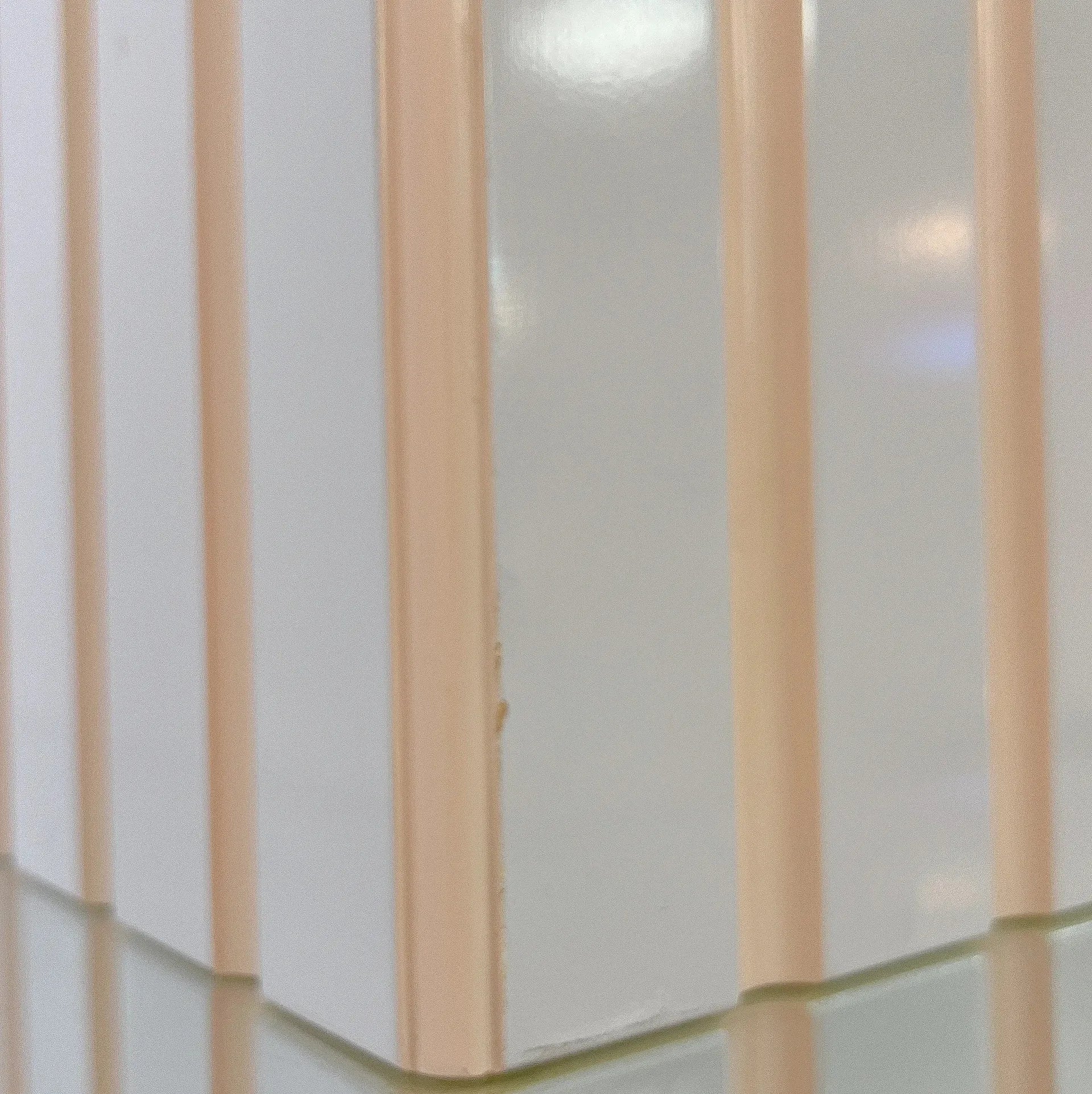Etagères colonnes pastel, bois et verre, années 80 - Club Barbara
