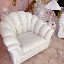 Load image into Gallery viewer, Ensemble canapé et fauteuil coquillage vintage en cuir blanc, années 70
