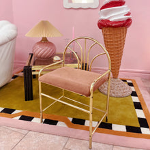 Load image into Gallery viewer, Coiffeuse vintage en laiton et verre, avec fauteuil en velours rose, années 80
