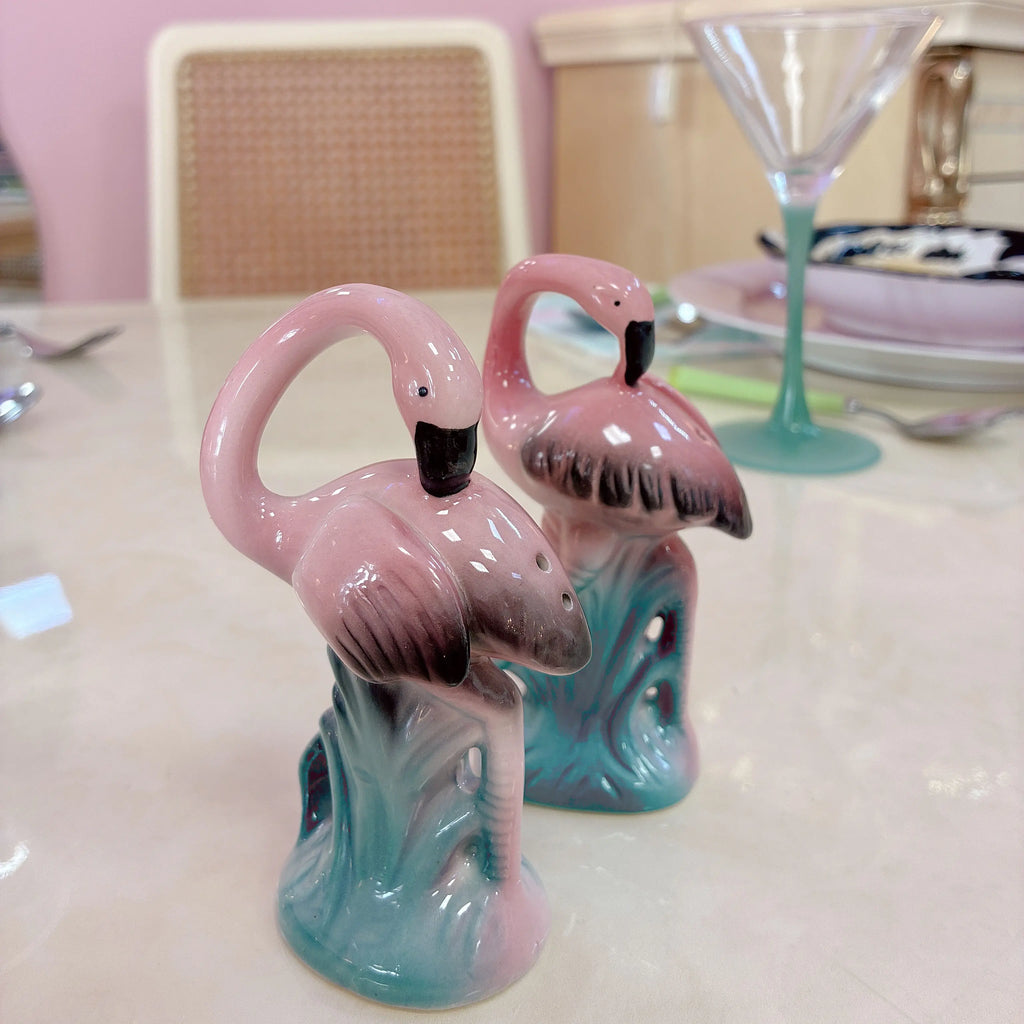 Salière et poivrière vintage flamants roses en céramique, Sarsaparilla Deco Designs, 1986