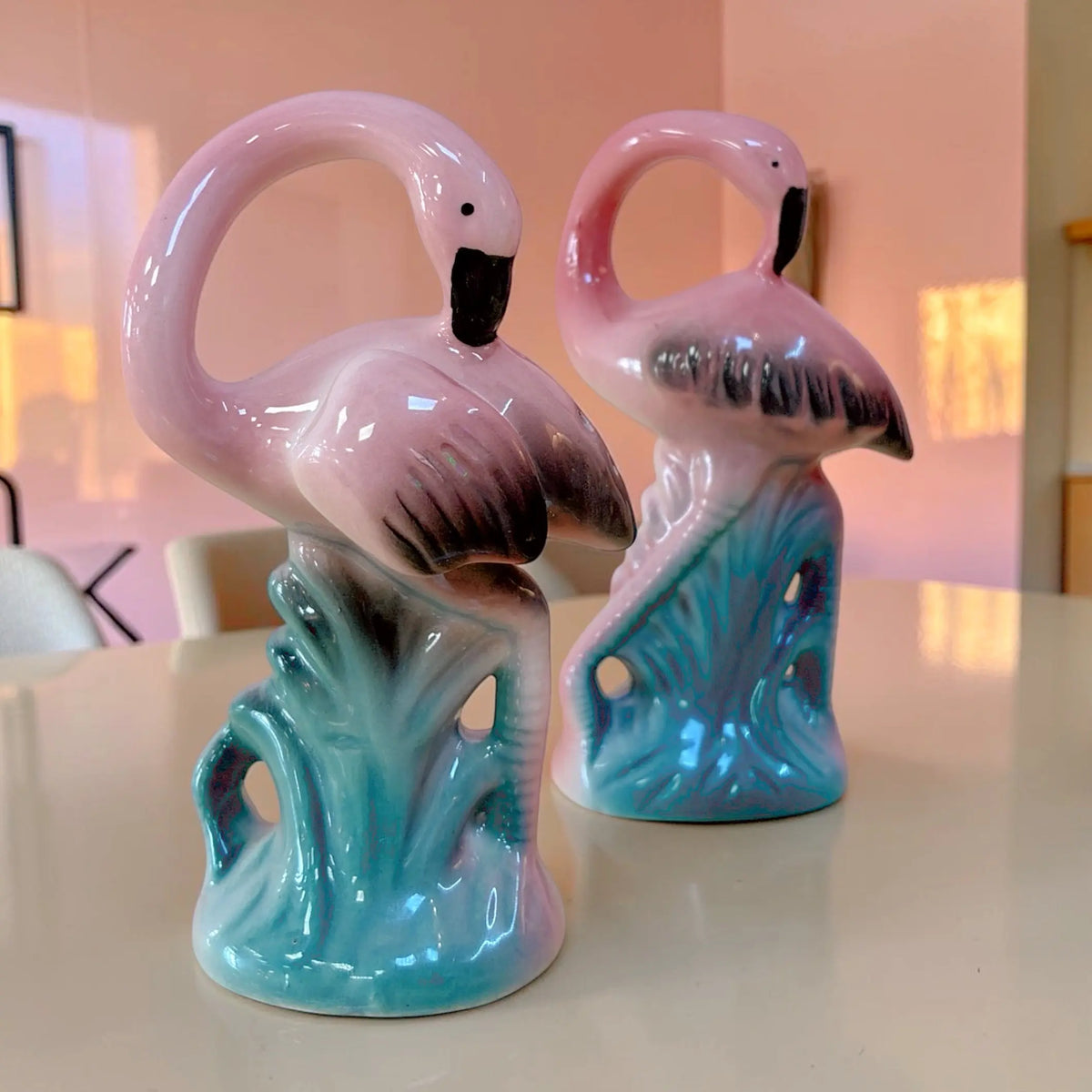 Set salière poivrière flamant rose vintage en céramique rose et vert d'eau
