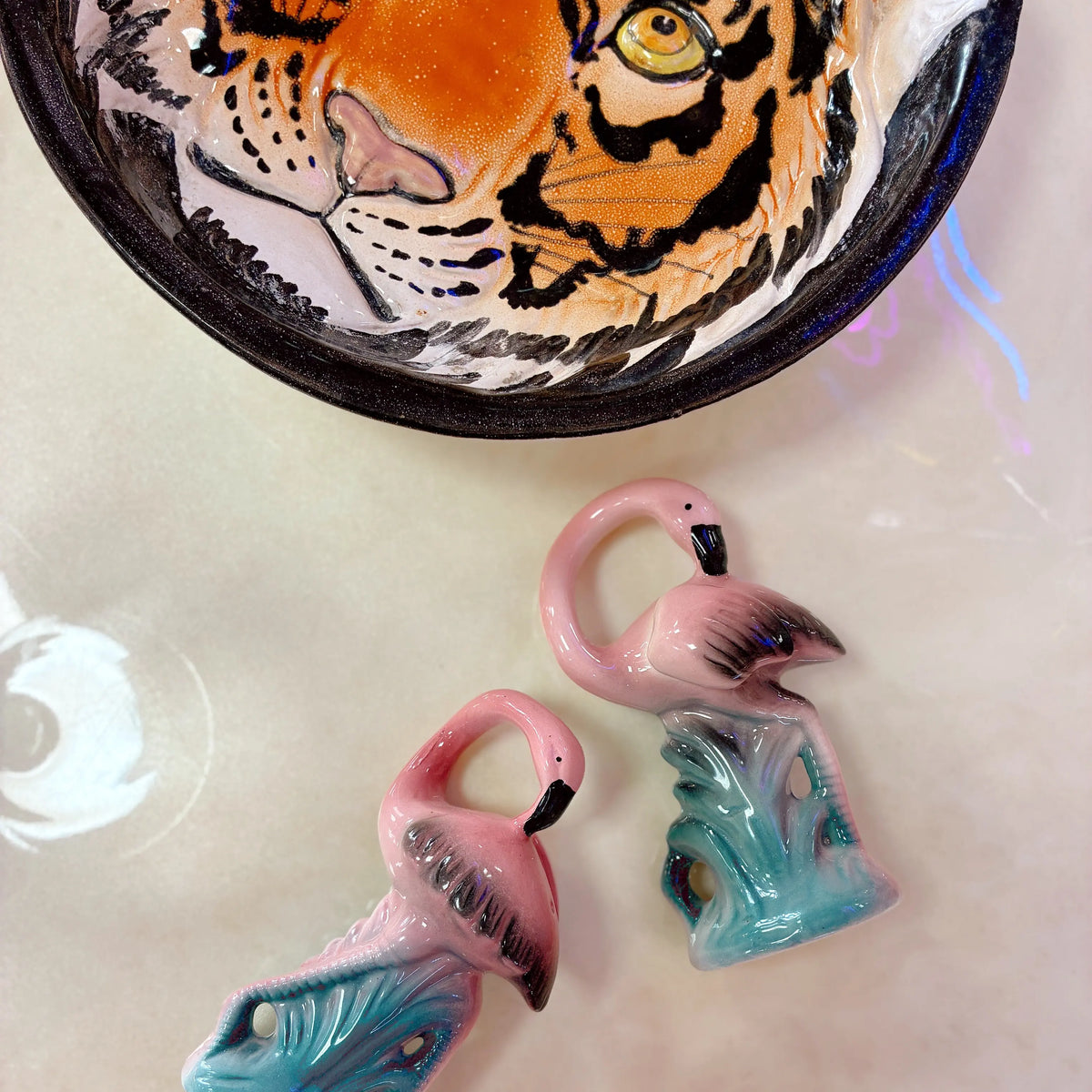 Salière et poivrière vintage flamants roses en céramique, Sarsaparilla Deco Designs, 1986