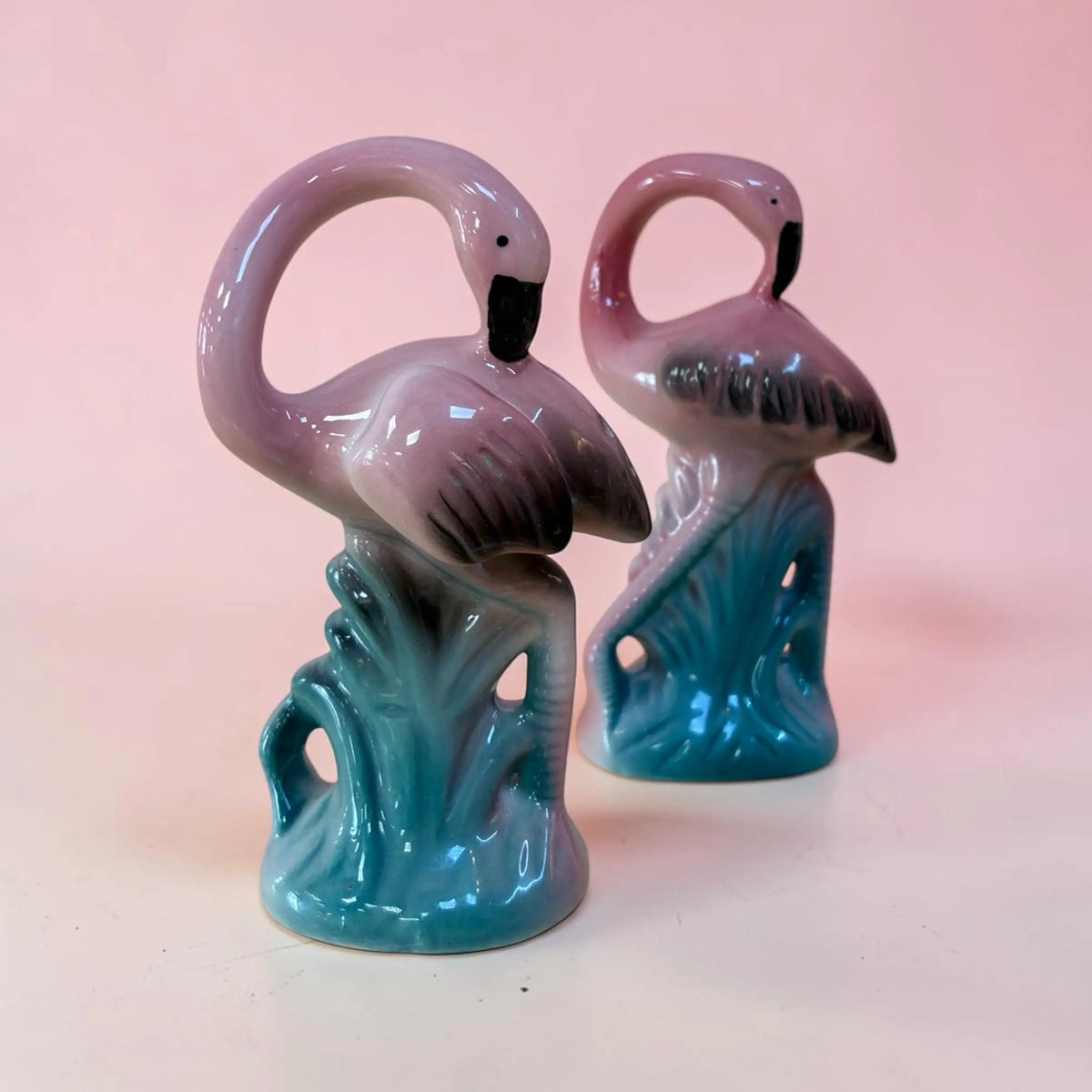 Salière et poivrière vintage flamants roses en céramique, Sarsaparilla Deco Designs, 1986
