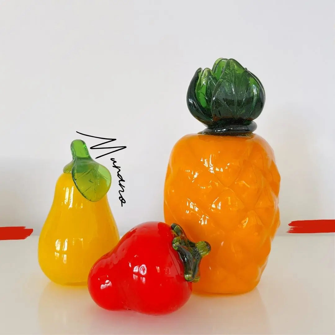 Ensemble de trois fruits en verre de Murano soufflé vintage années 70, ananas orange, fraise rouge et poire jaune.
