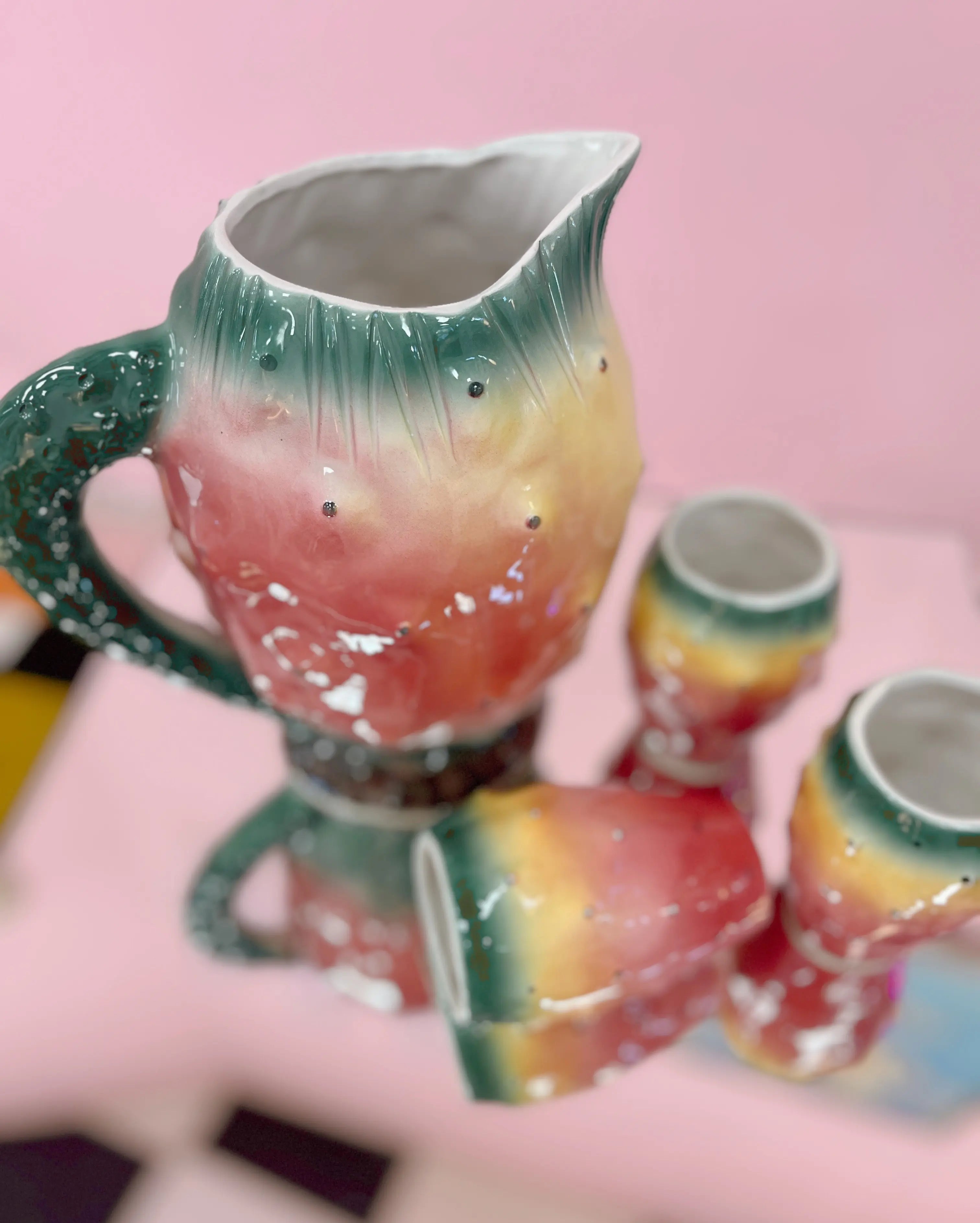 Service à boisson en céramique sicilienne barbotine figuier de Barbarie, pichet et trois gobelets, années 70