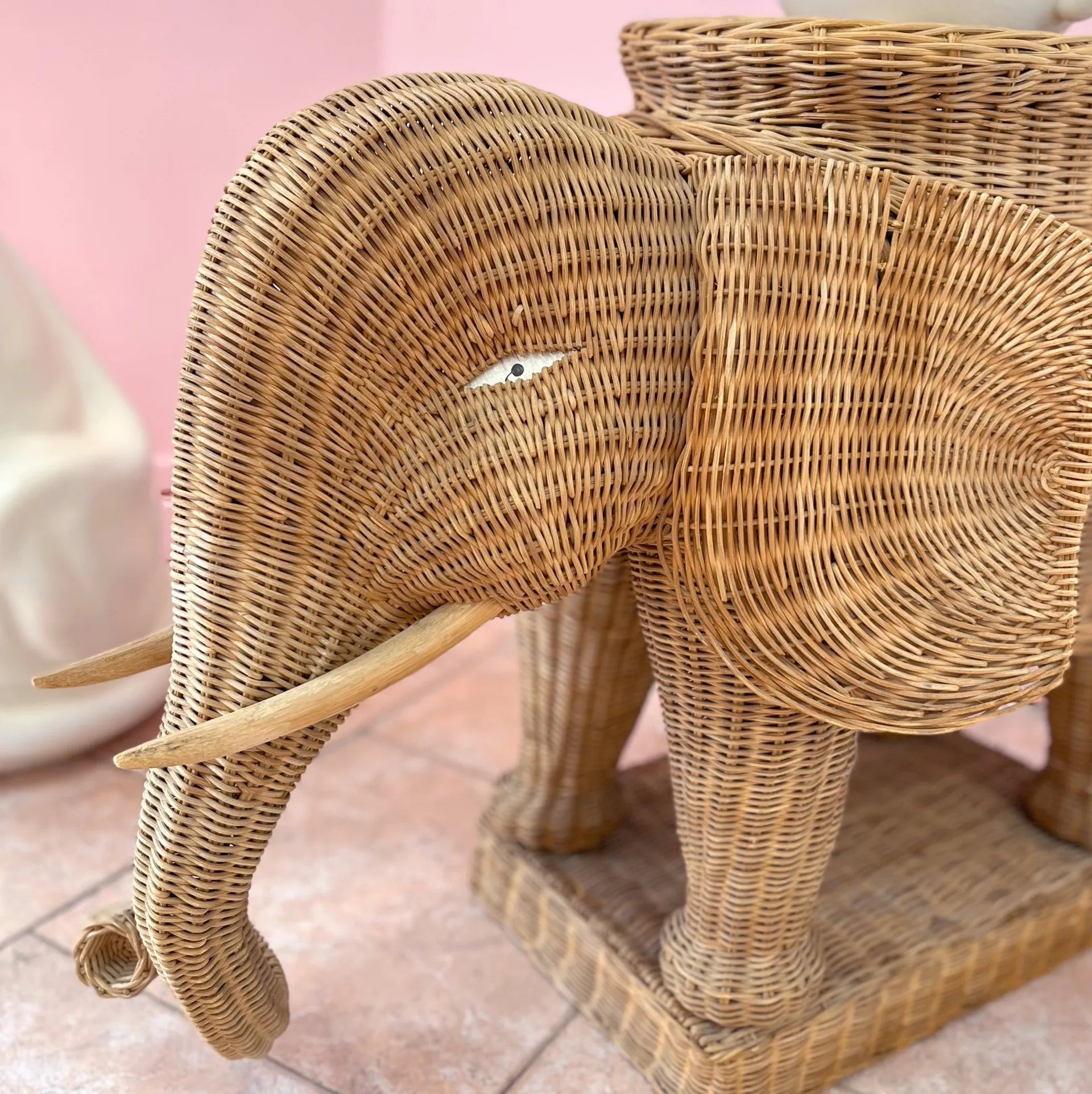 Grand piédestal éléphant en osier – années 70 - Club Barbara
