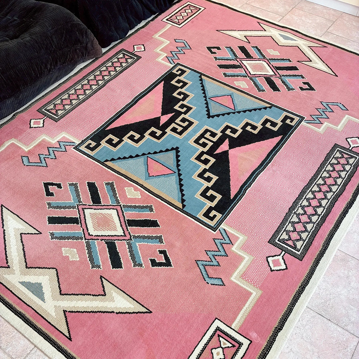Grand tapis vintage géométrique aztèque rose, années 80, 190 x 270 cm - Club Barbara