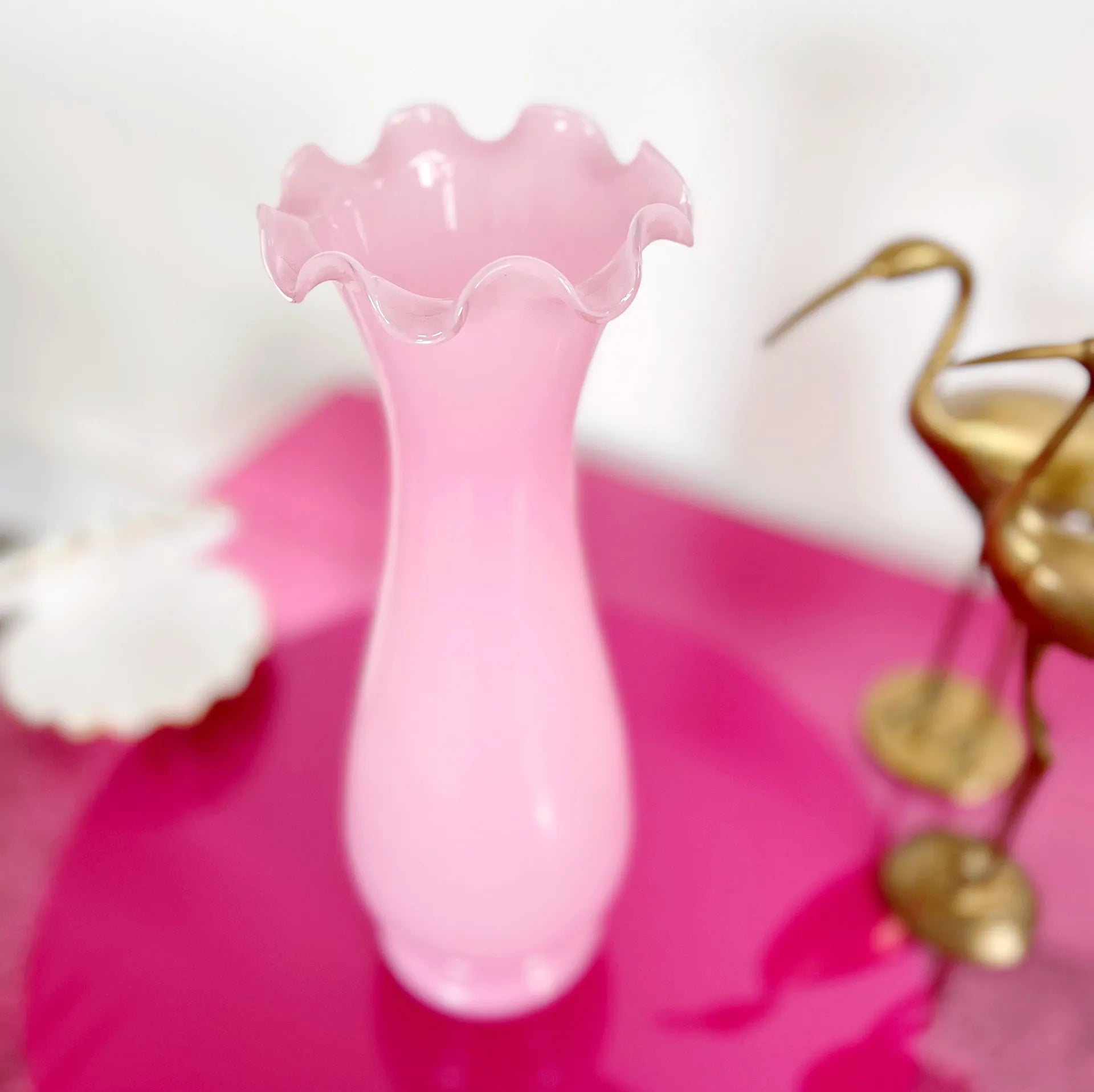 Grand vase corolle en verre opalin rose vintage, années 70 - Club Barbara