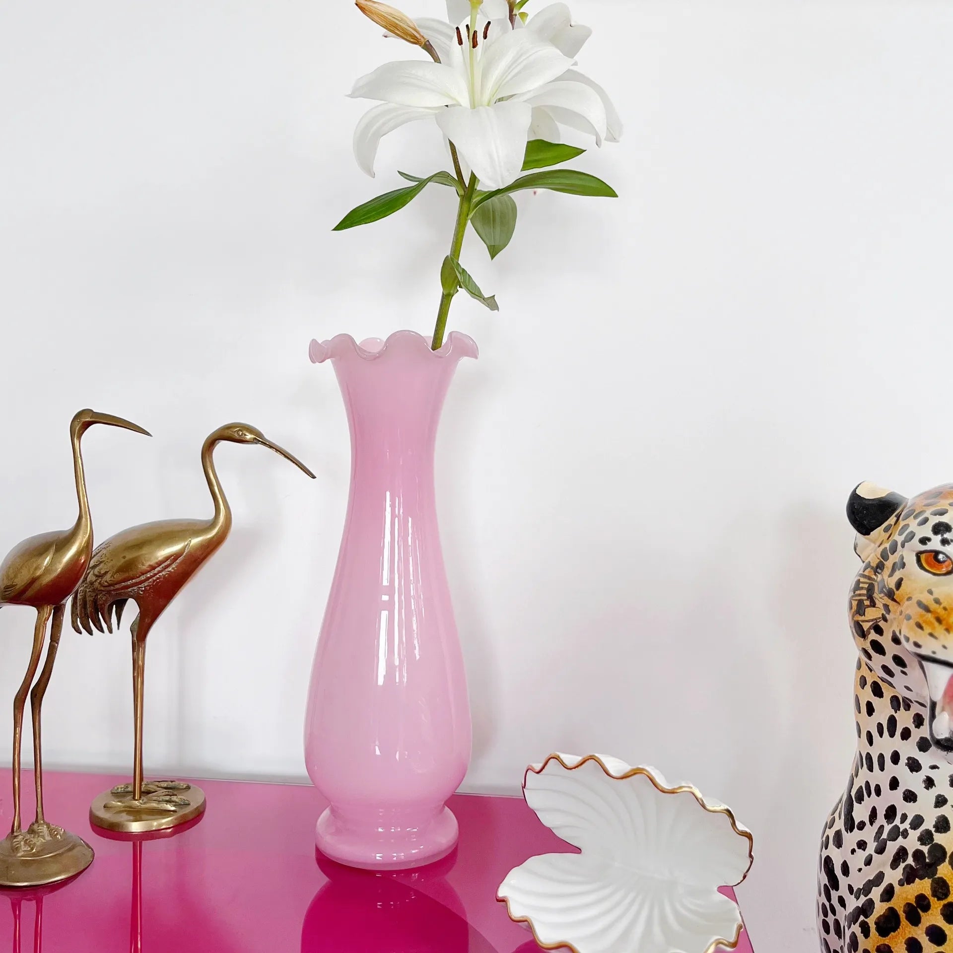 Grand vase corolle en verre opalin rose vintage, années 70 - Club Barbara