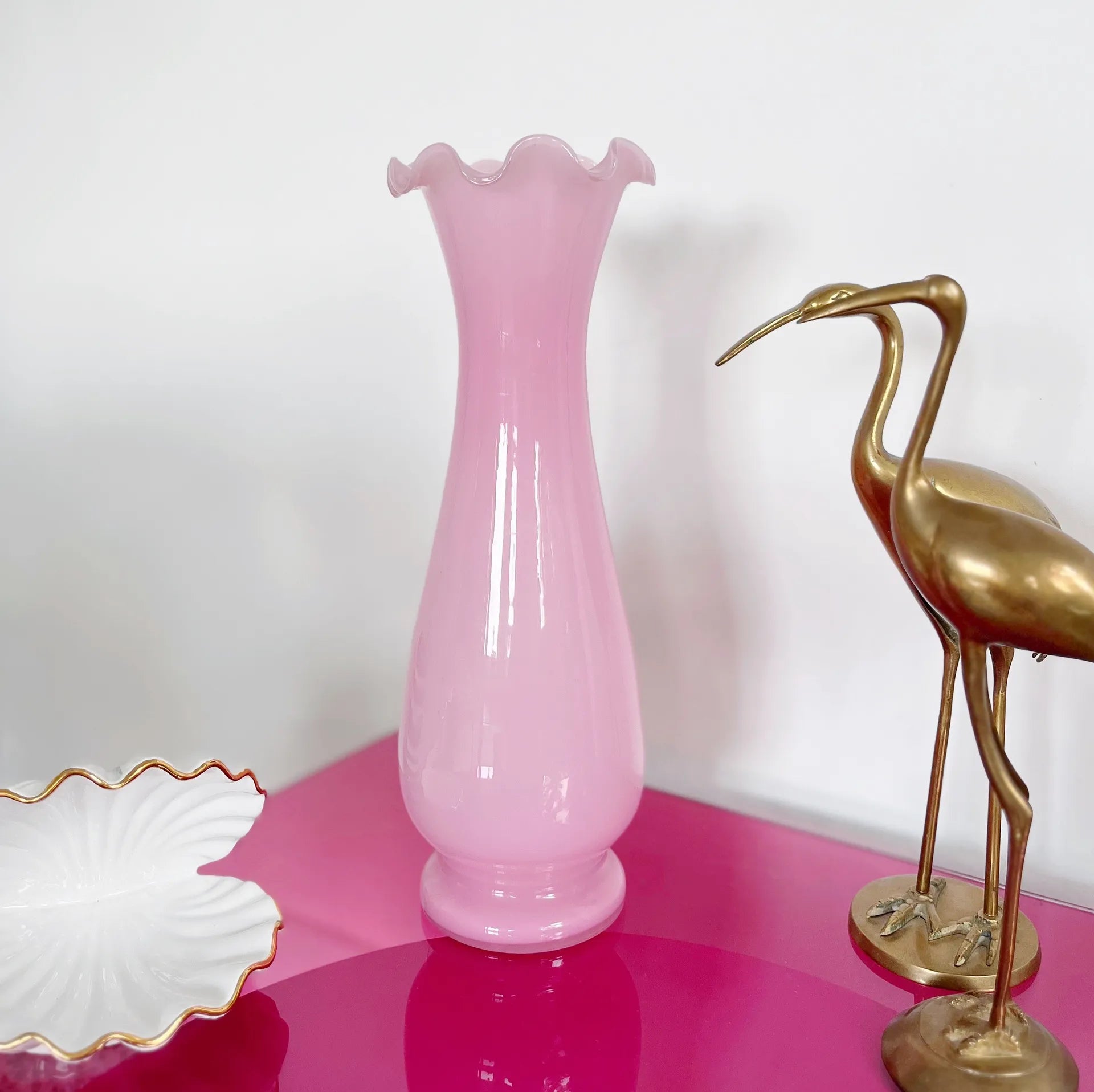 Grand vase corolle en verre opalin rose vintage, années 70 - Club Barbara