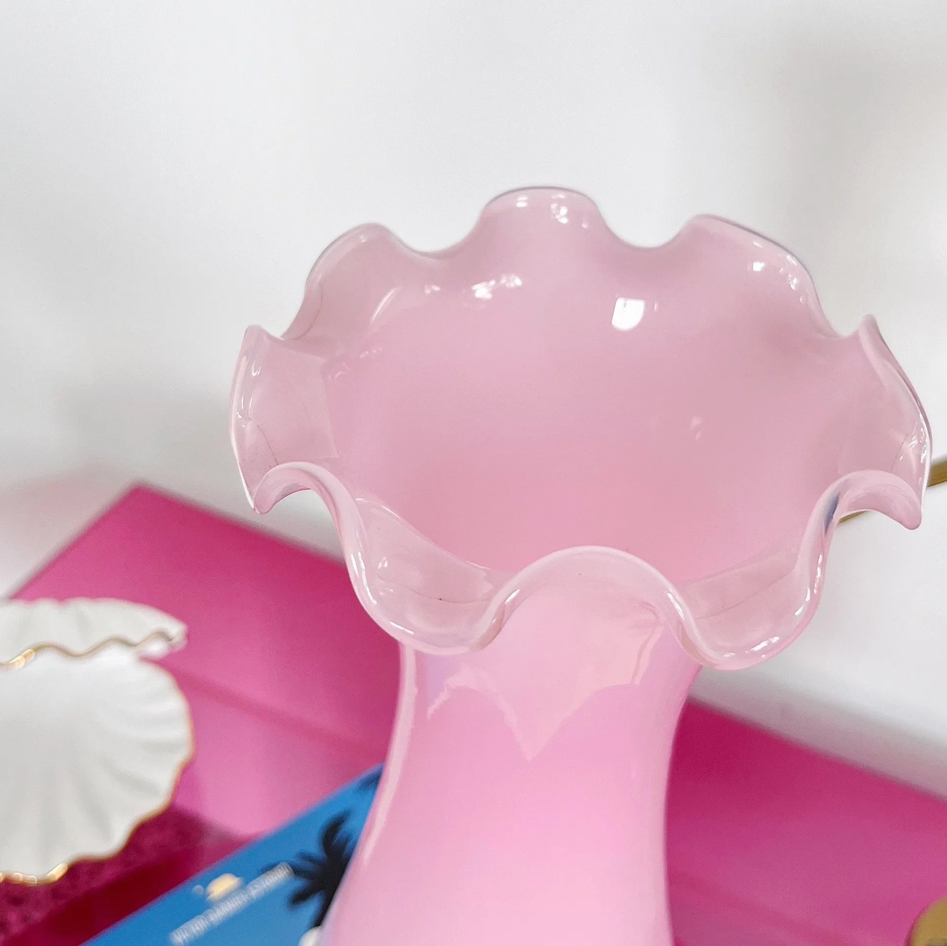 Grand vase corolle en verre opalin rose vintage, années 70 - Club Barbara