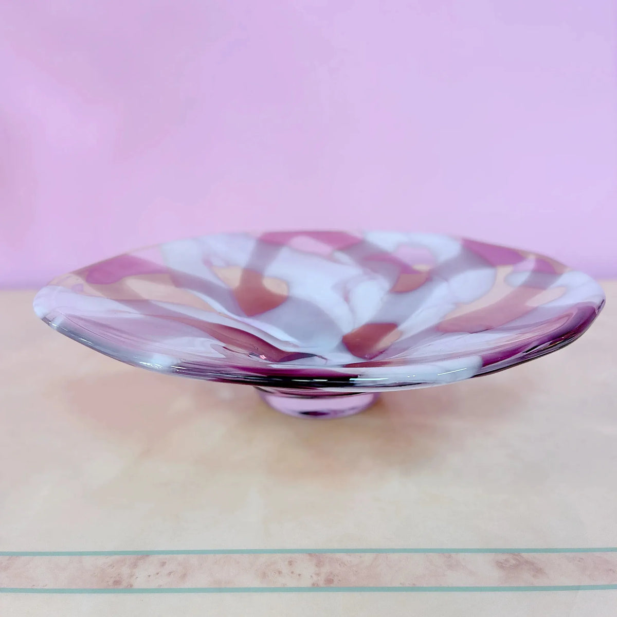 Grande coupe vintage en verre de Murano, opaline rose et blanche, centre de table, années 70 - Club Barbara