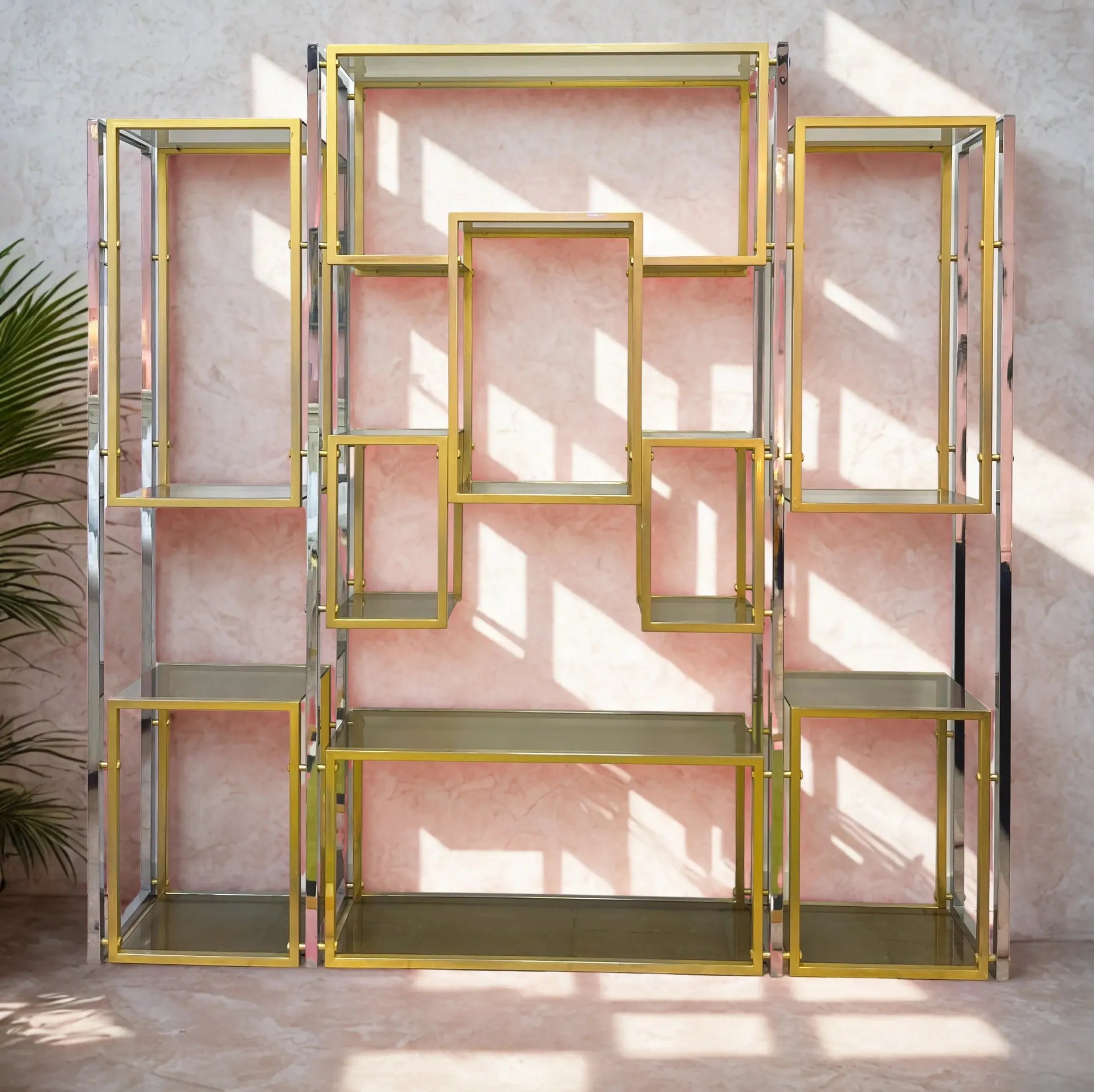 Grande étagère design en laiton, chrome et verre fumé, années 70 - Club Barbara