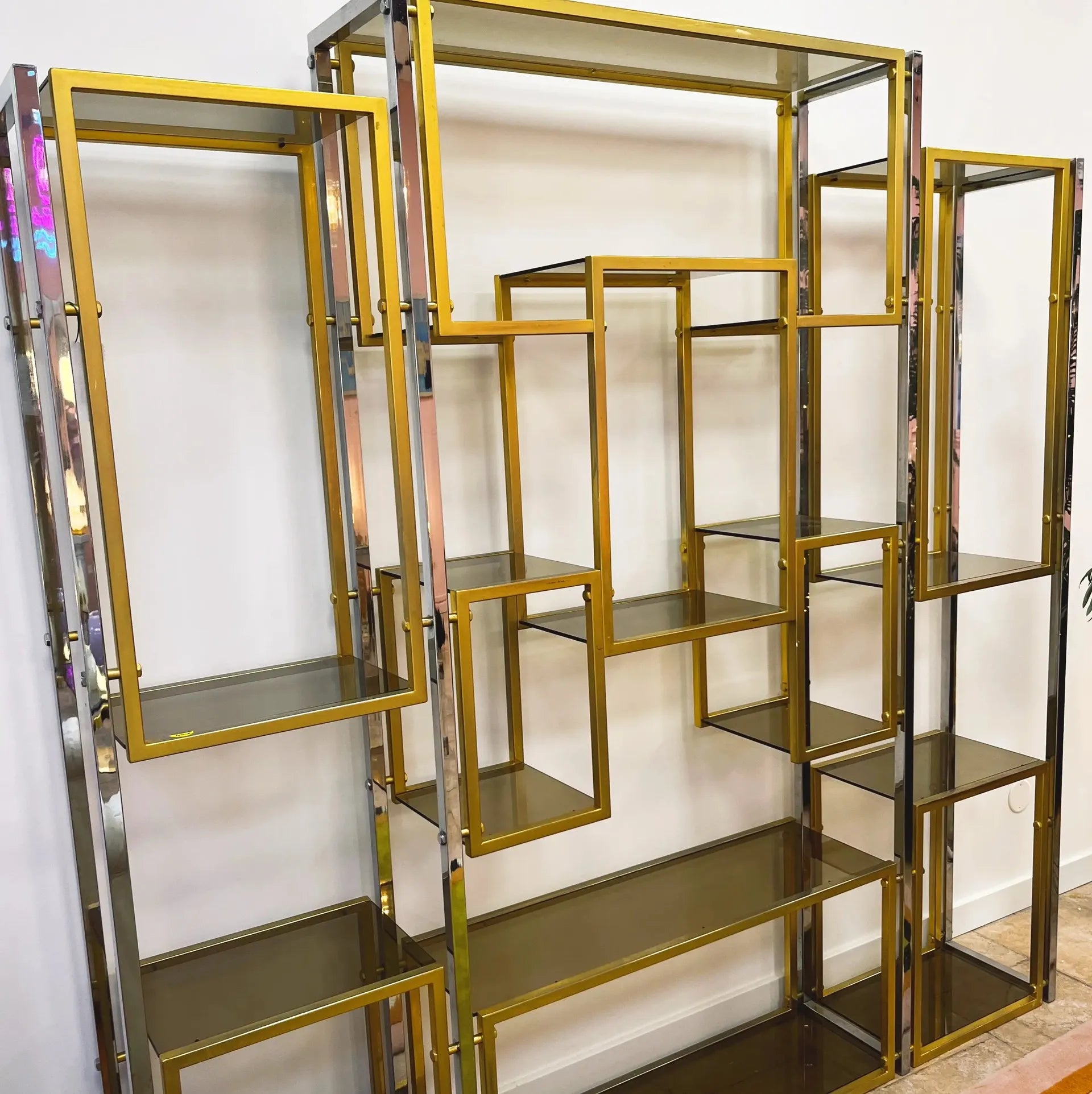Grande étagère design en laiton, chrome et verre fumé, années 70 - Club Barbara