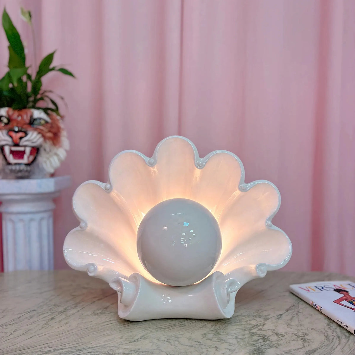 Grande lampe coquillage vintage italienne en céramique blanche, globe perle, années 70 - Club Barbara