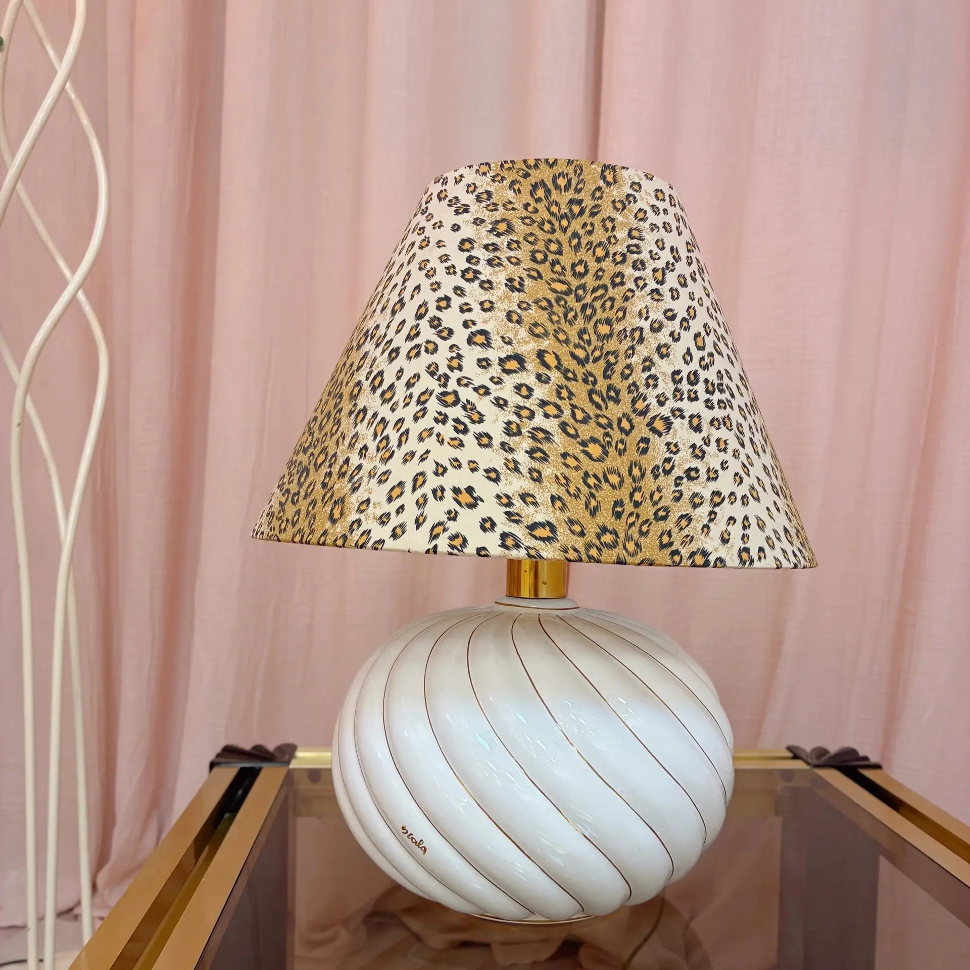 Grande lampe en céramique spirale italienne, abat-jour léopard vintage, manufacture Scarla, années 70 - Club Barbara