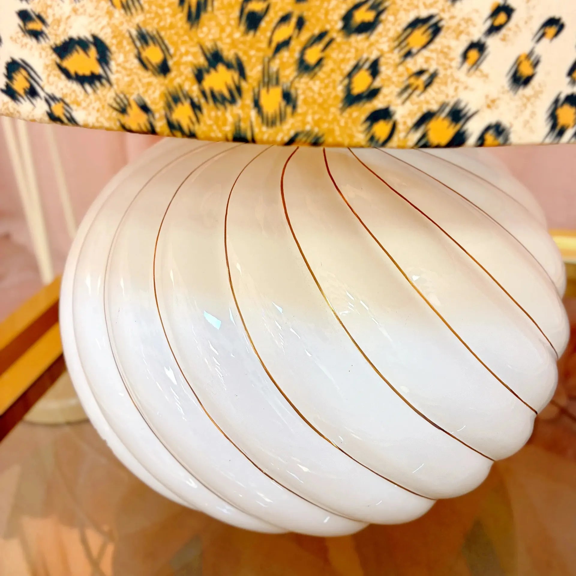 Grande lampe en céramique spirale italienne, abat-jour léopard vintage, manufacture Scarla, années 70 - Club Barbara