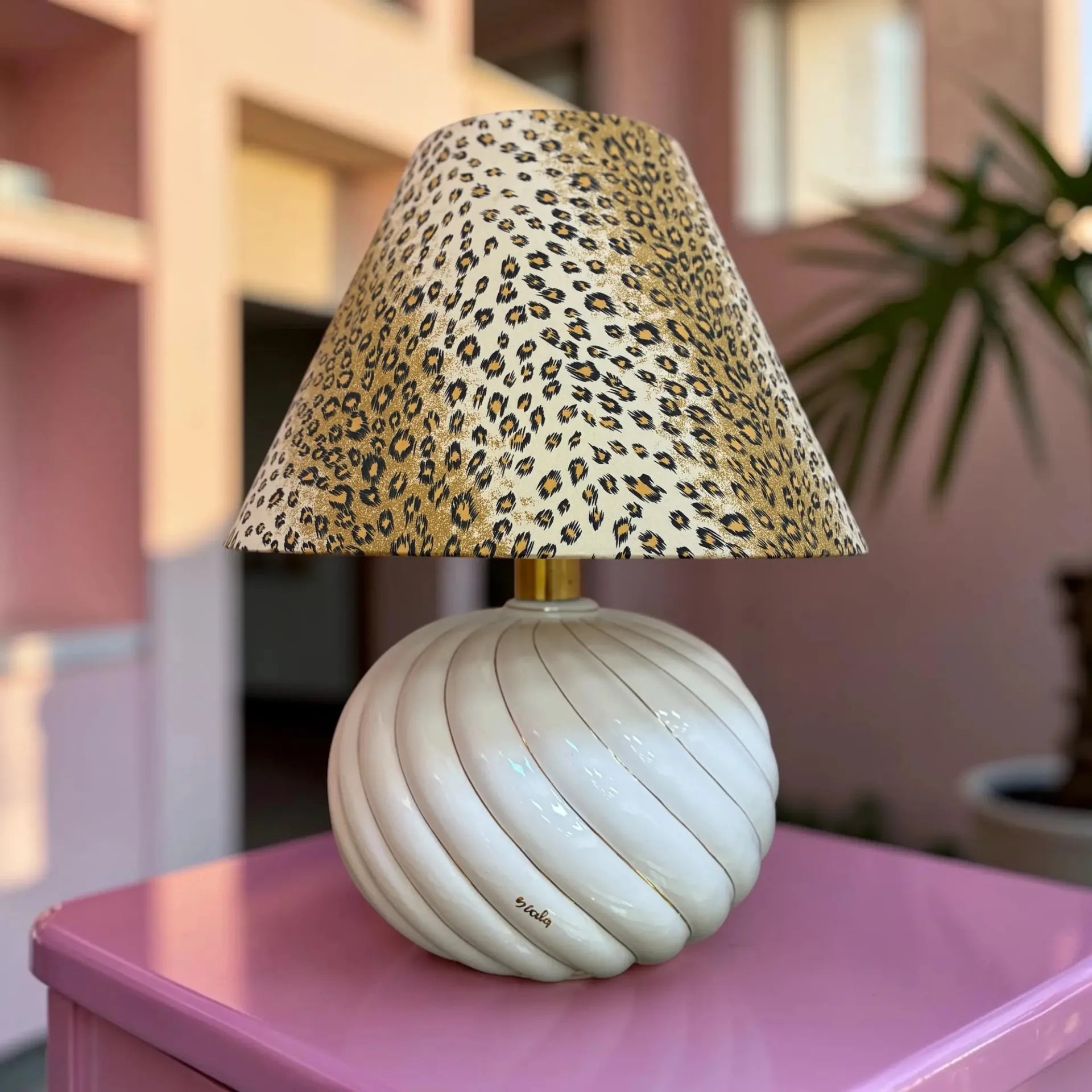 Grande lampe en céramique spirale italienne, abat-jour léopard vintage, manufacture Scarla, années 70 - Club Barbara