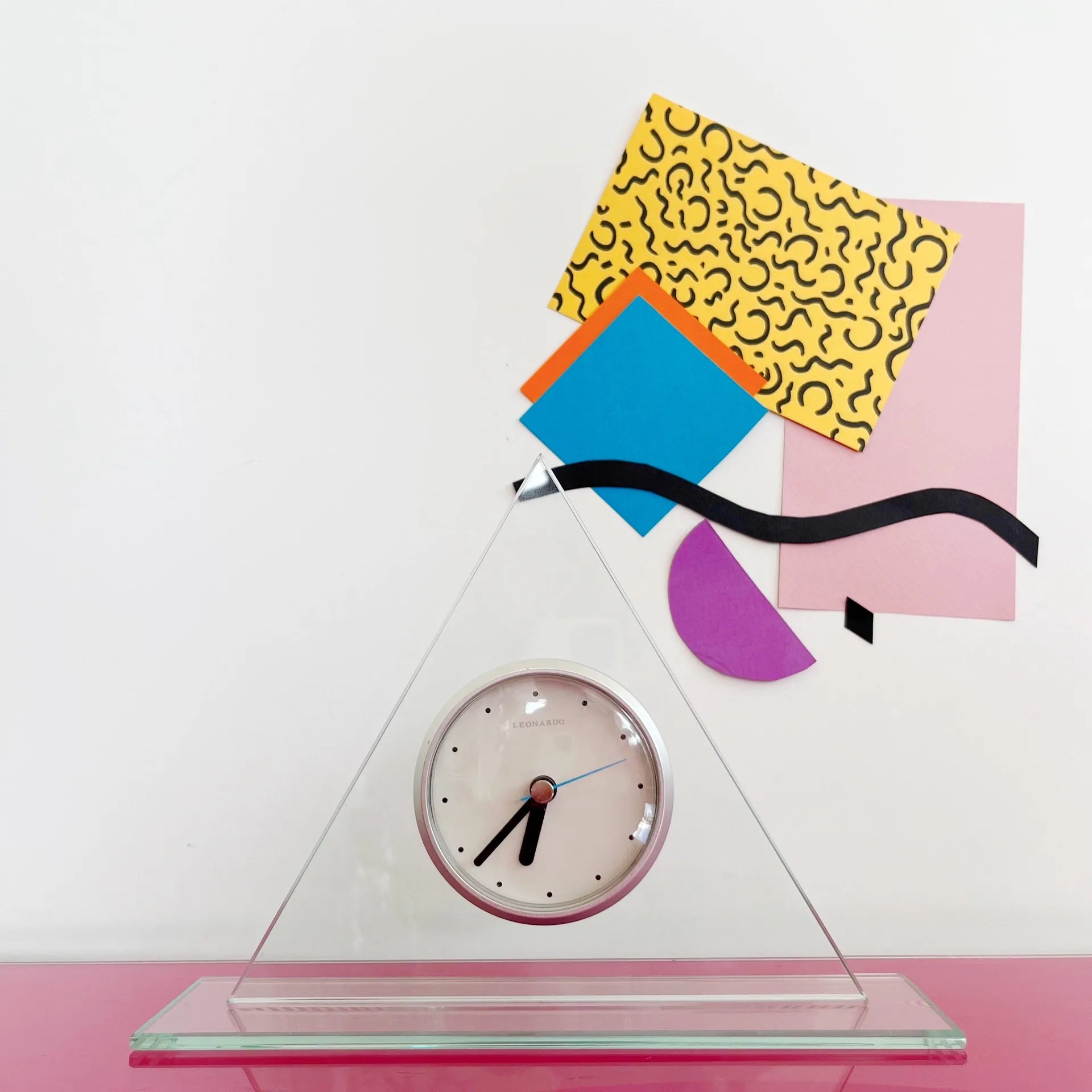 Horloge pyramidale en verre - Club Barbara