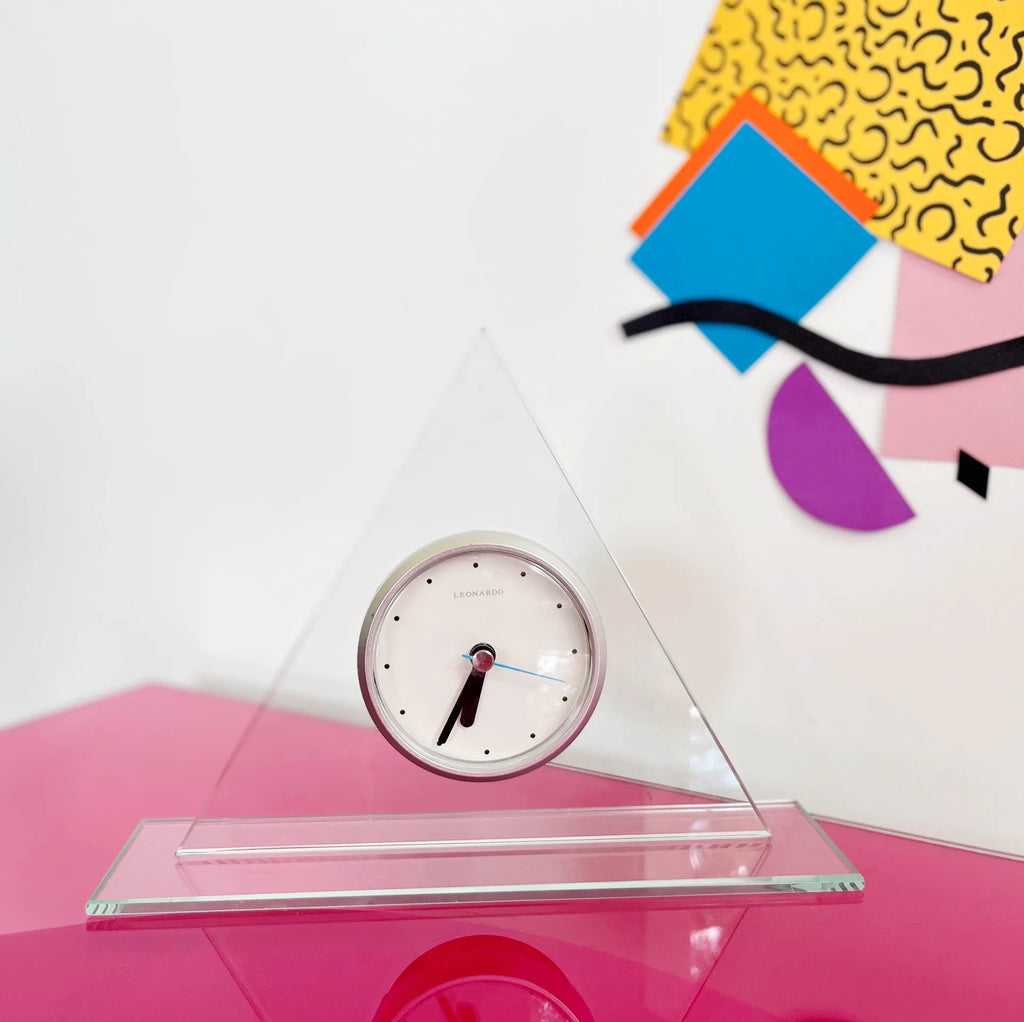 Horloge pyramidale en verre - Club Barbara