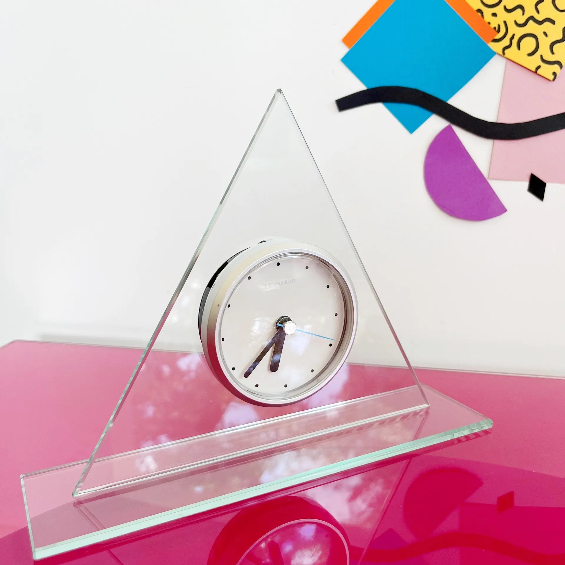 Horloge pyramidale en verre - Club Barbara