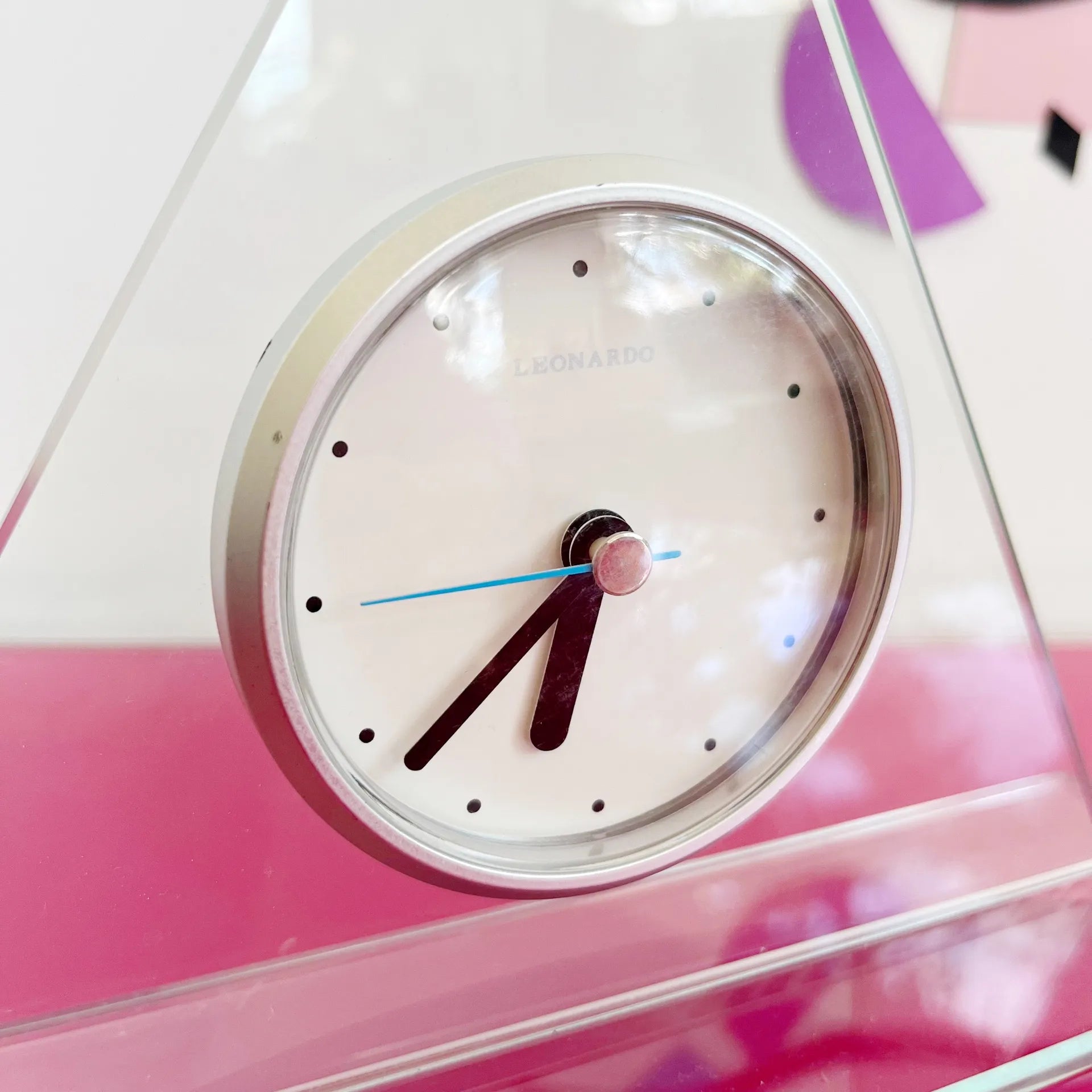 Horloge pyramidale en verre - Club Barbara