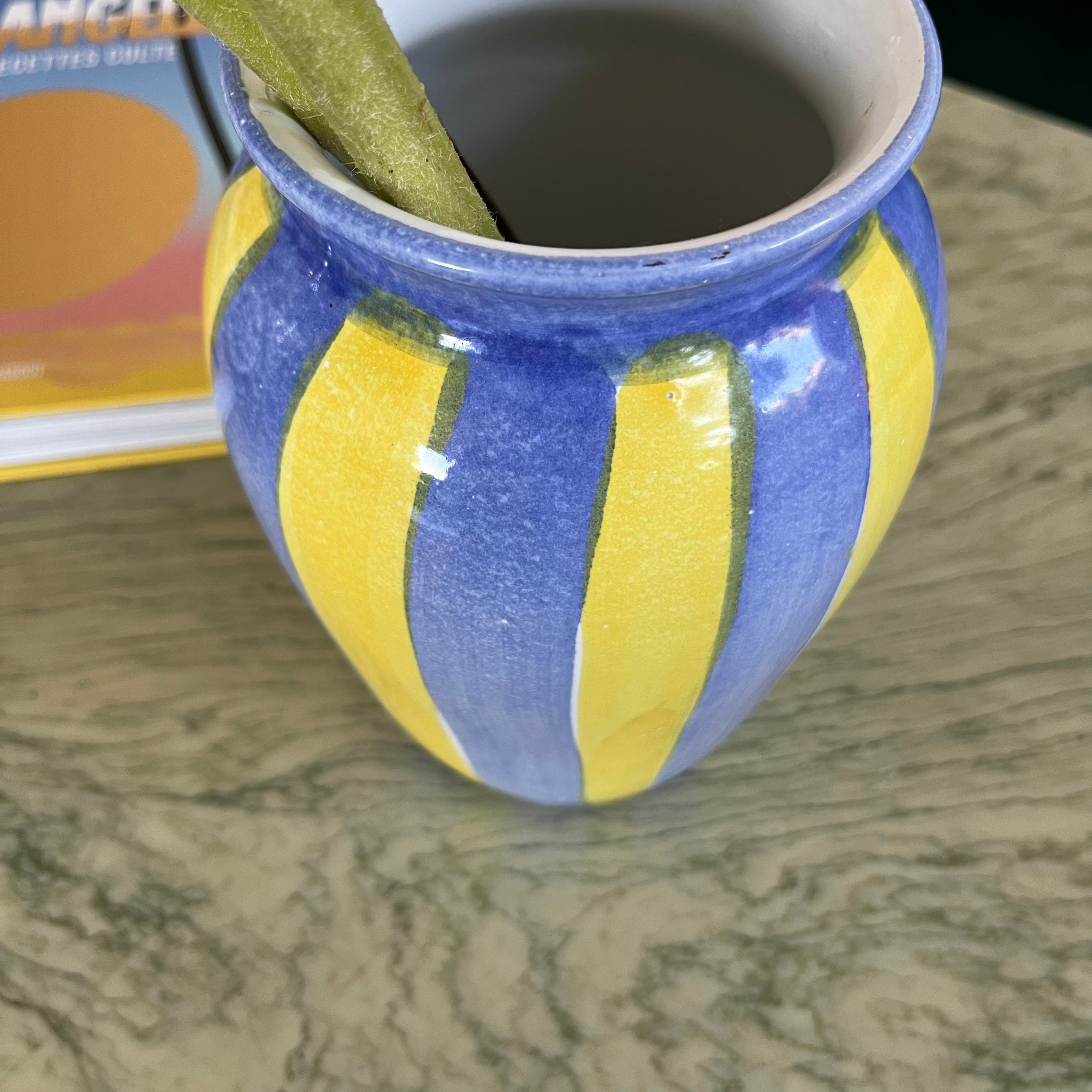 Vase rayé bleu et jaune
