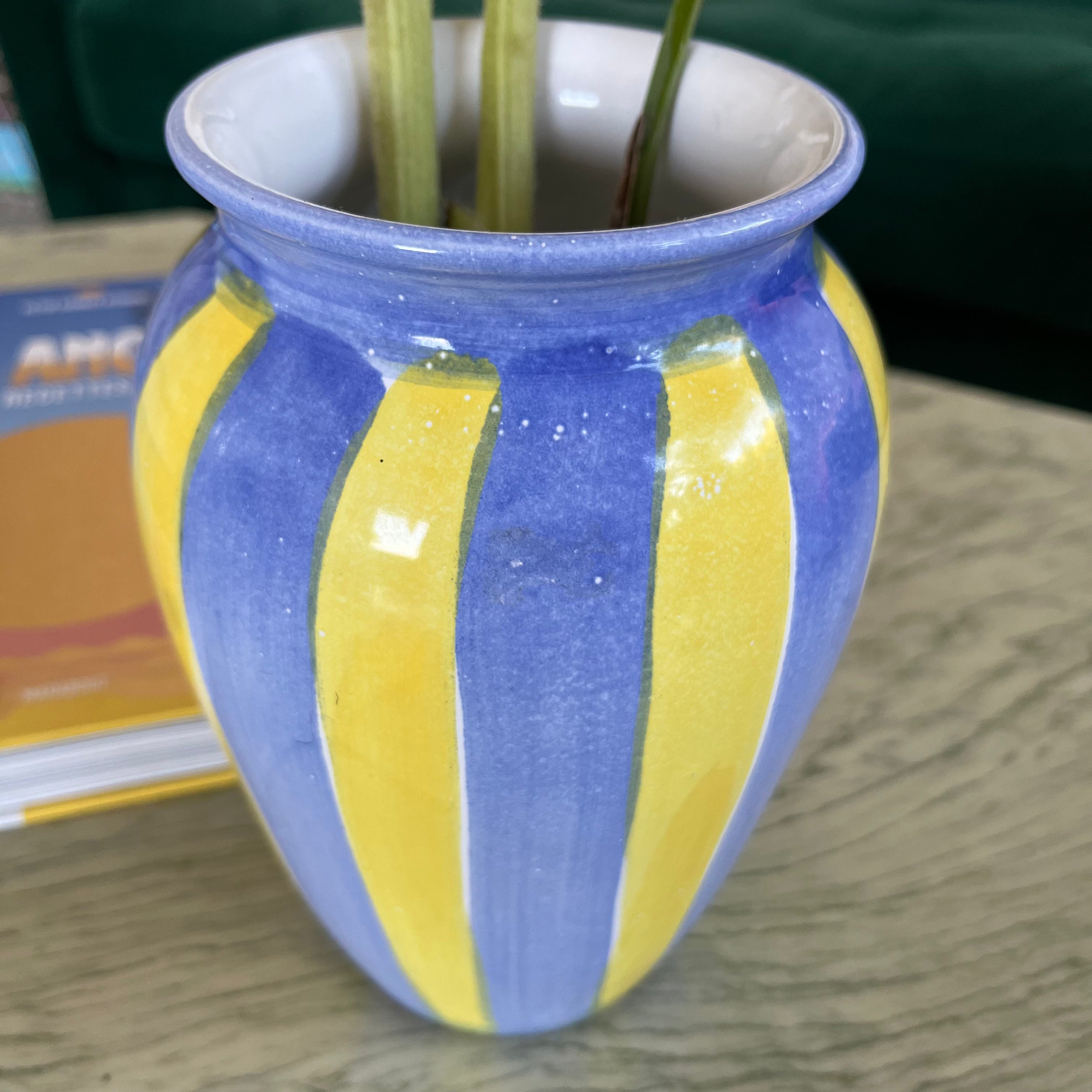 Vase rayé bleu et jaune
