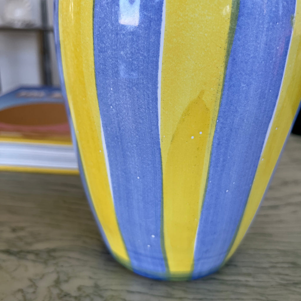 Vase rayé bleu et jaune