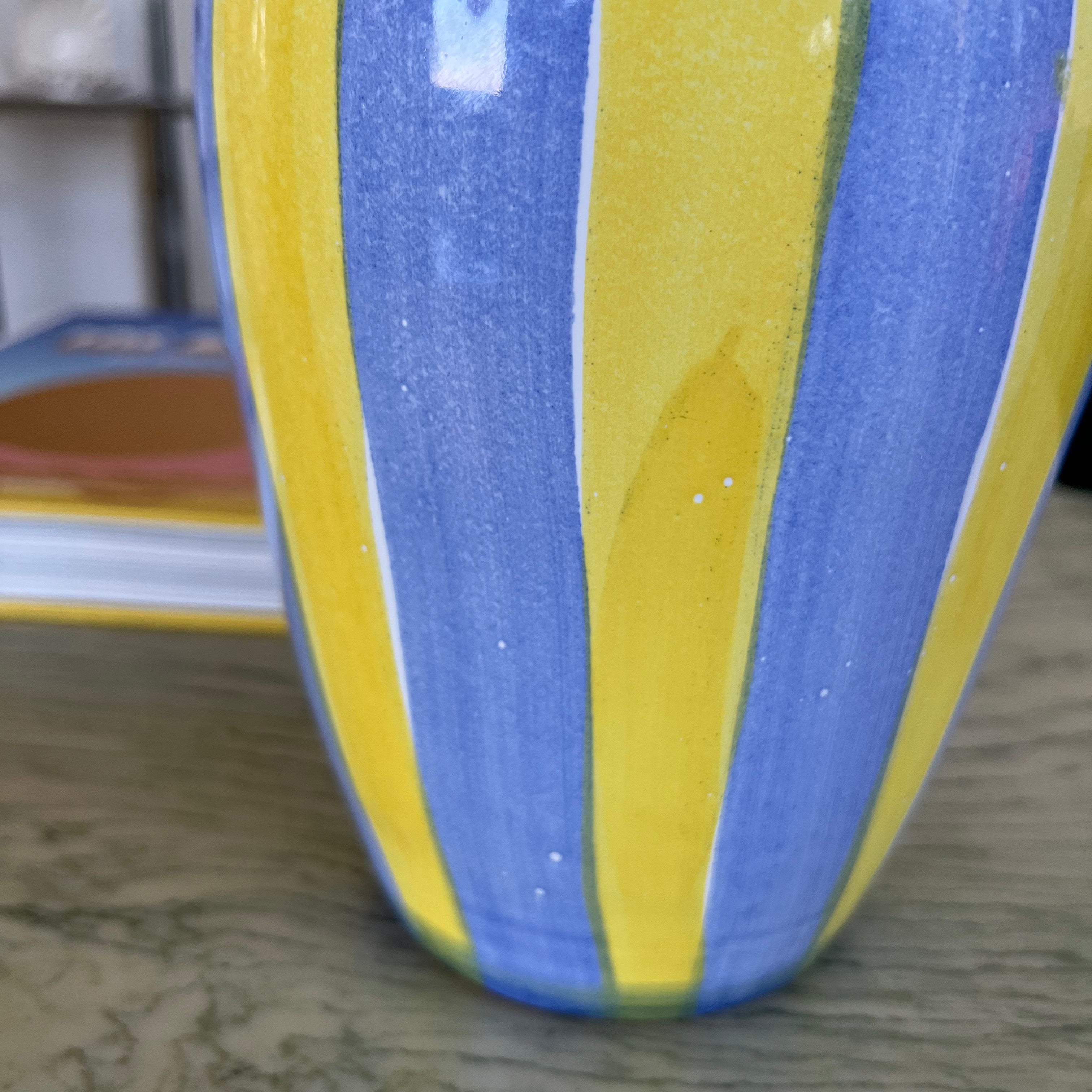 Vase rayé bleu et jaune