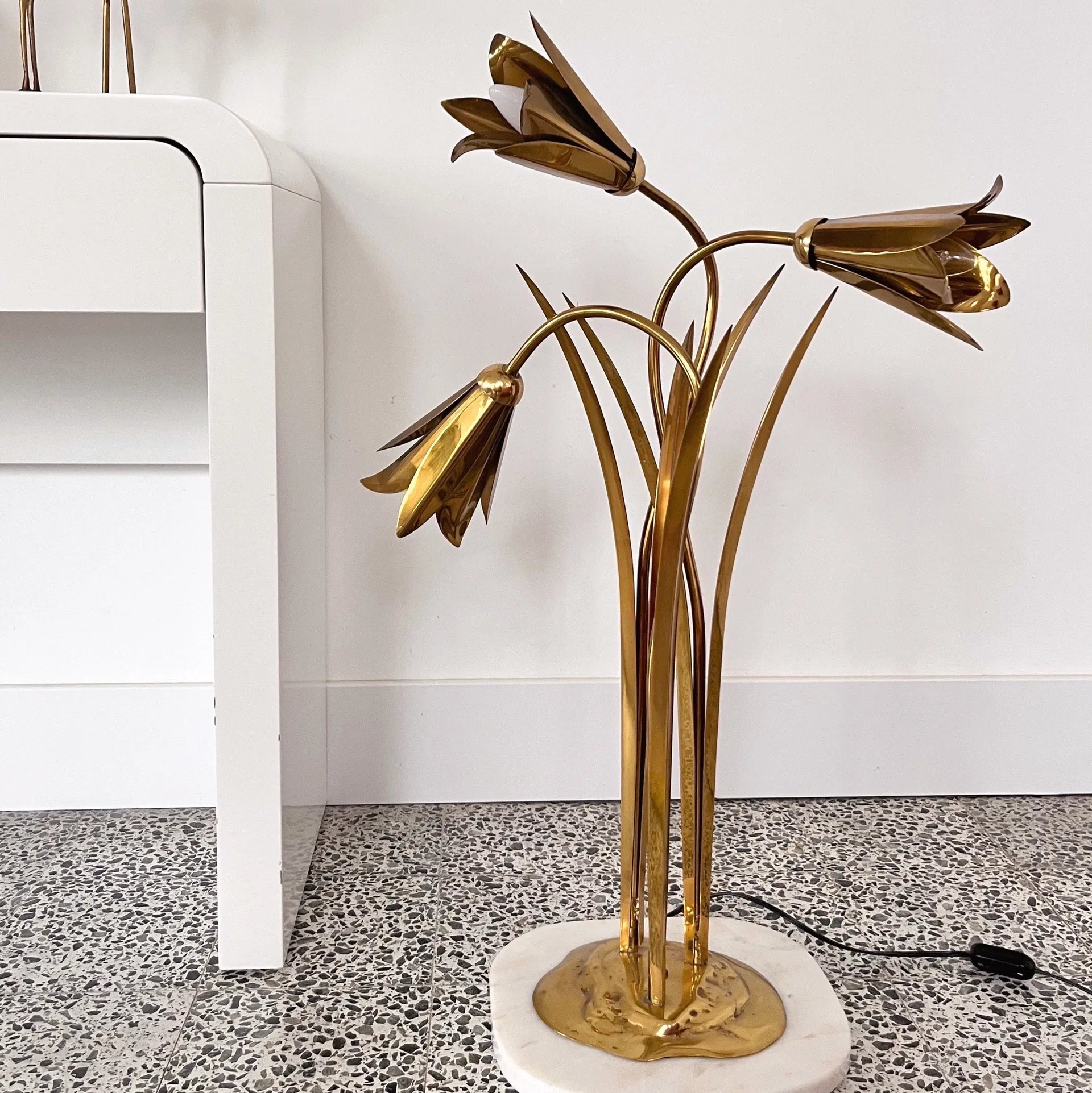 Lampadaire fleurs en laiton massif, socle marbre, années 70 - Club Barbara