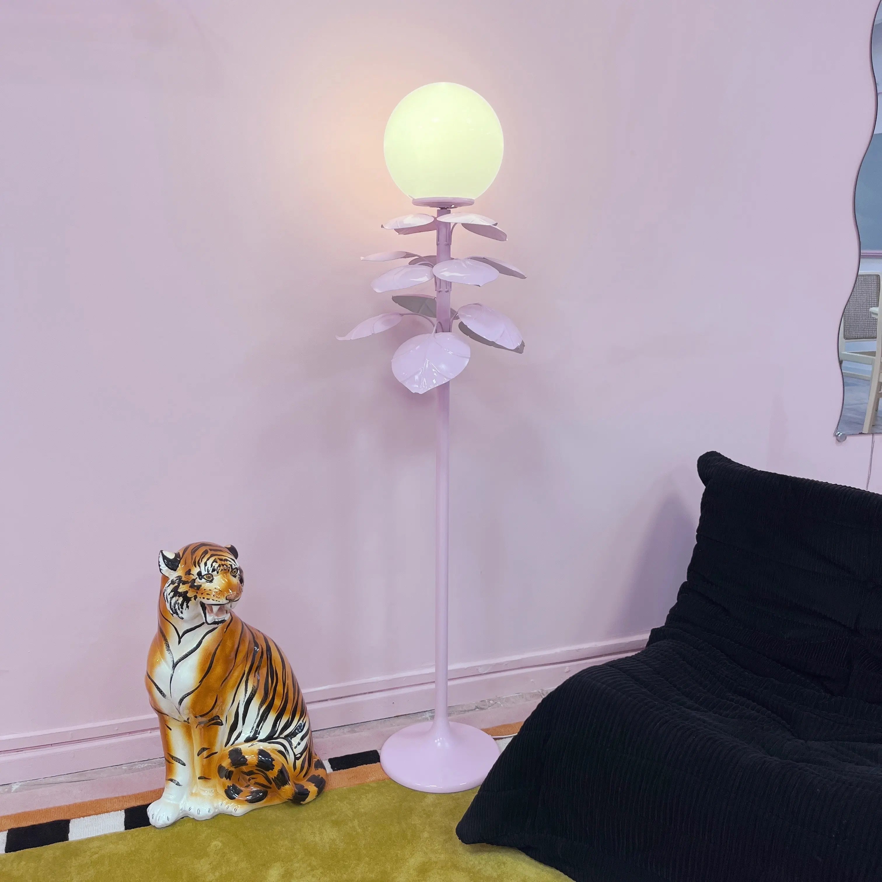 Lampadaire feuille Terzani métal rose pastel hauteur 155 cm Club Barbara
