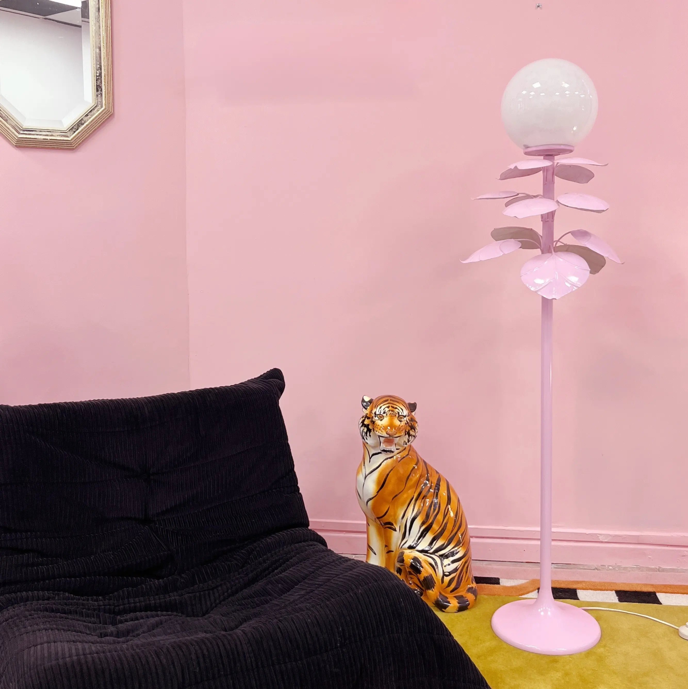 Lampadaire Terzani rose pastel avec globe opalin années 70 Club Barbara