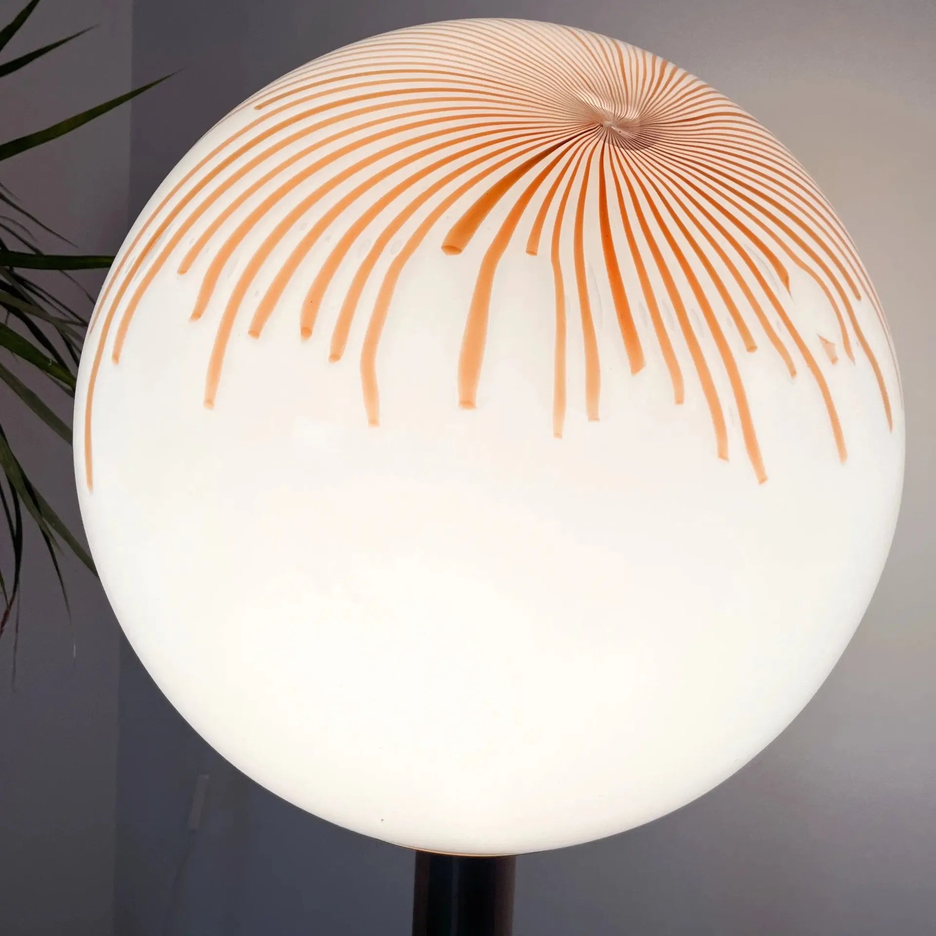 Lampadaire vintage italien en laiton et globe en verre de Murano, années 70 - Club Barbara