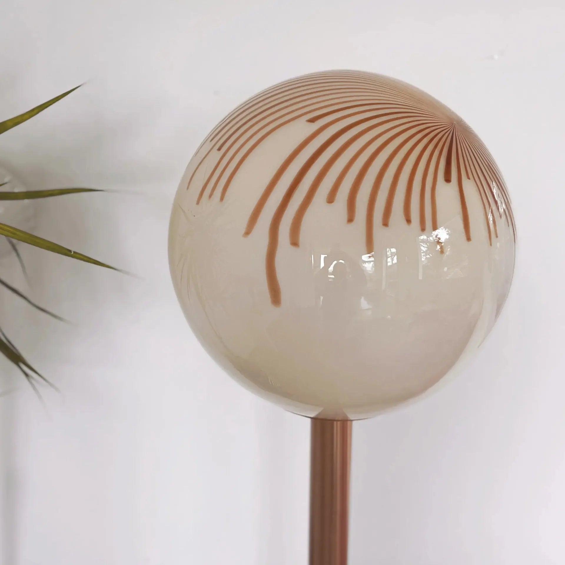 Lampadaire vintage italien en laiton et globe en verre de Murano, années 70 - Club Barbara