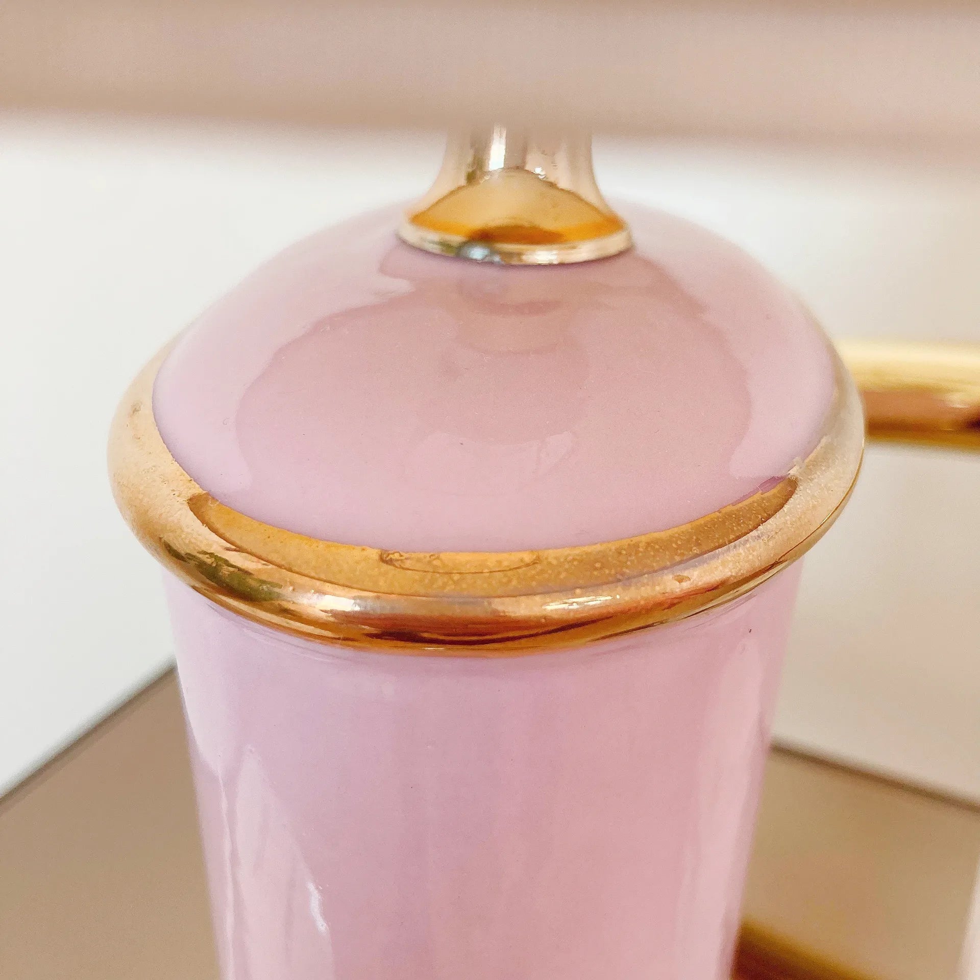 Lampe Art Deco rose et dorée - Club Barbara