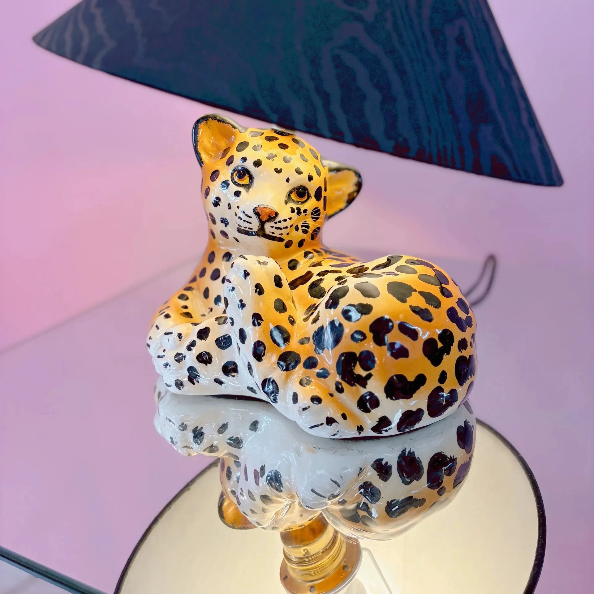 Lampe bébé léopard céramique vintage, années 70, peinte à la main, abat-jour moiré noir - Club Barbara