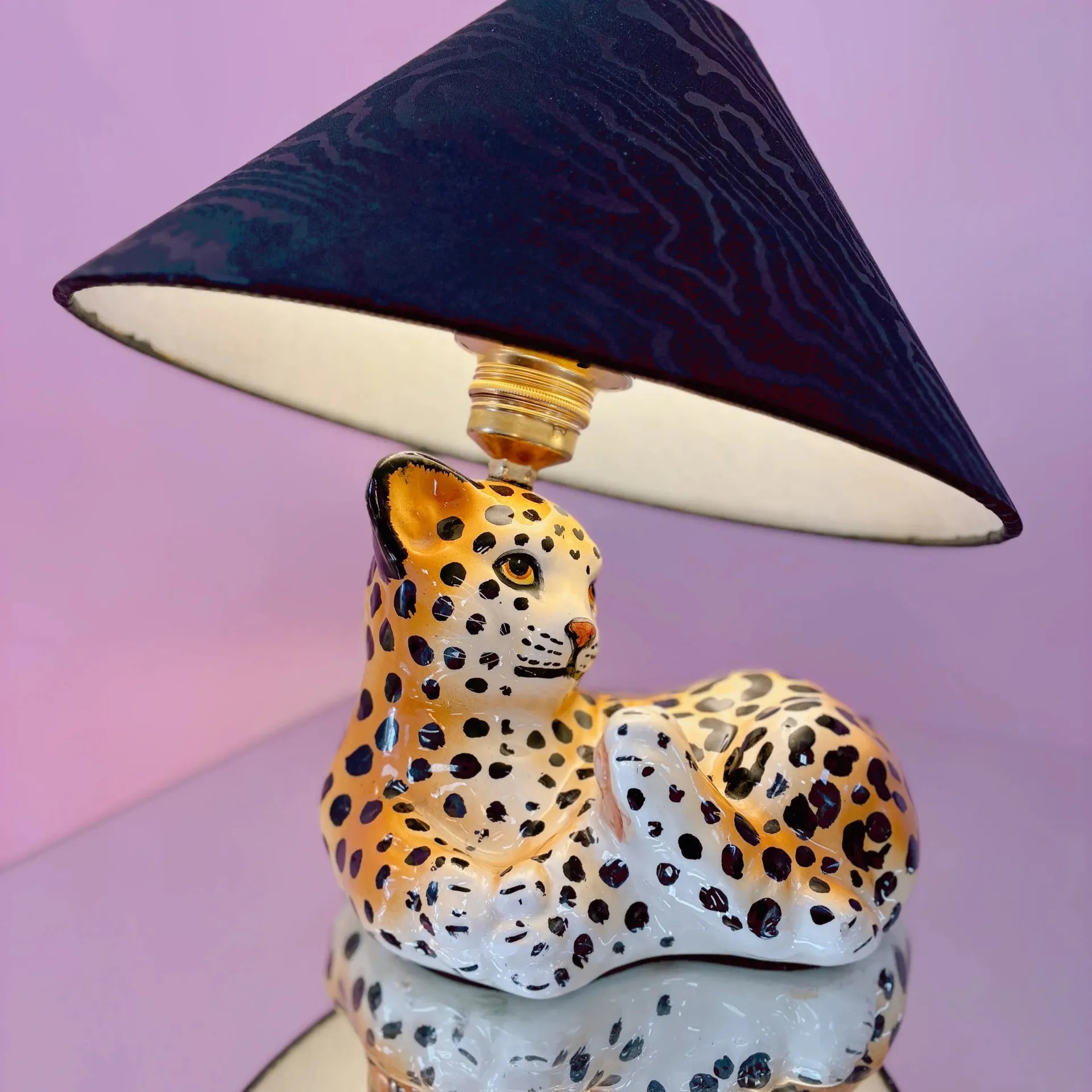 Lampe bébé léopard céramique vintage, années 70, peinte à la main, abat-jour moiré noir - Club Barbara