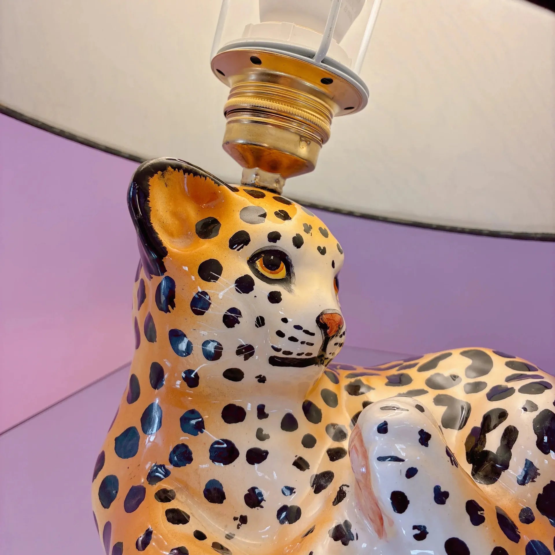 Lampe bébé léopard céramique vintage, années 70, peinte à la main, abat-jour moiré noir - Club Barbara